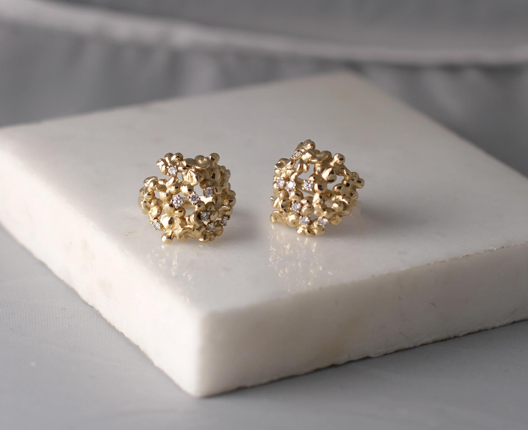 Contemporain Clous d'oreilles contemporains en or jaune 18 carats avec hortensia et diamants en vente