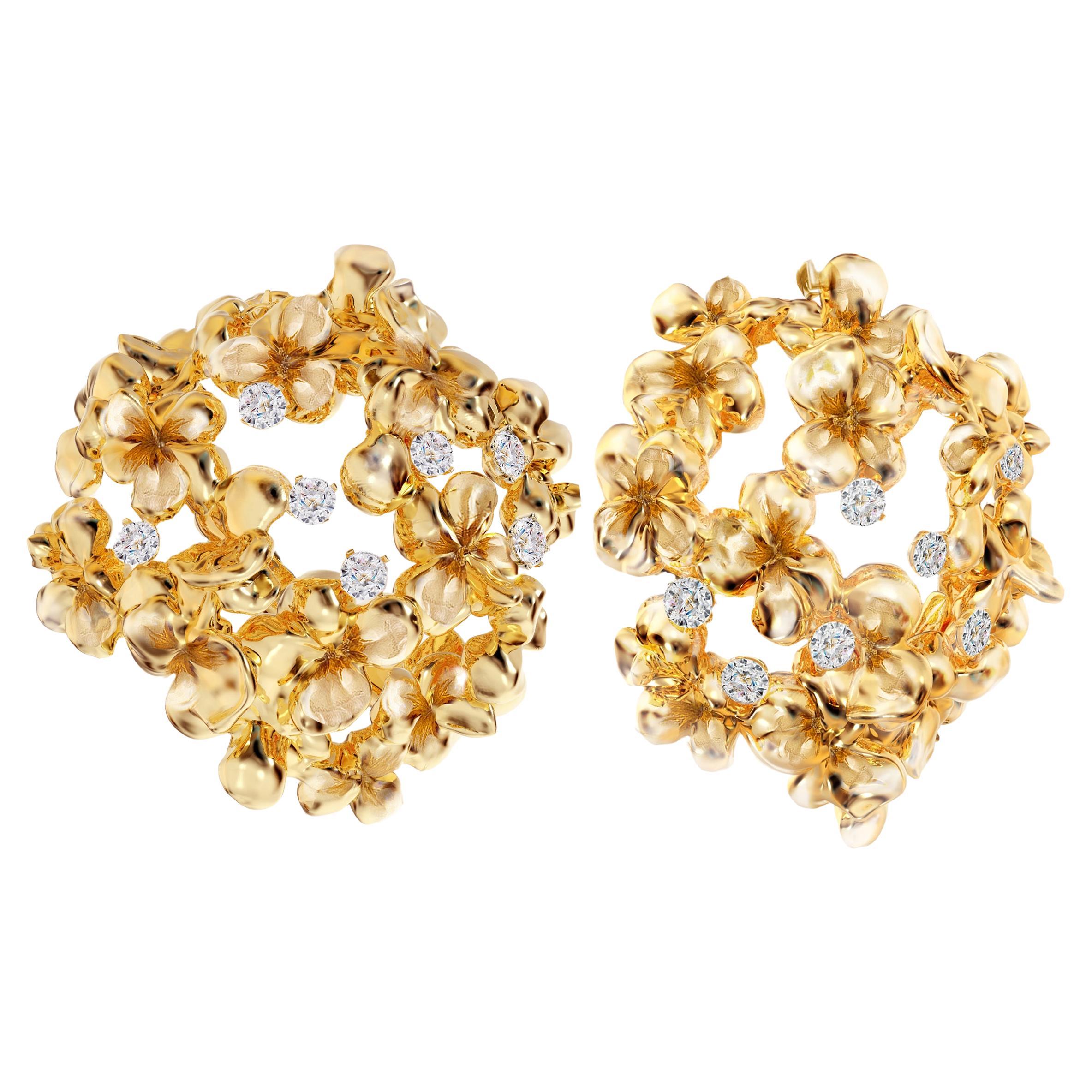 Clous d'oreilles contemporains en or jaune 18 carats avec hortensia et diamants en vente