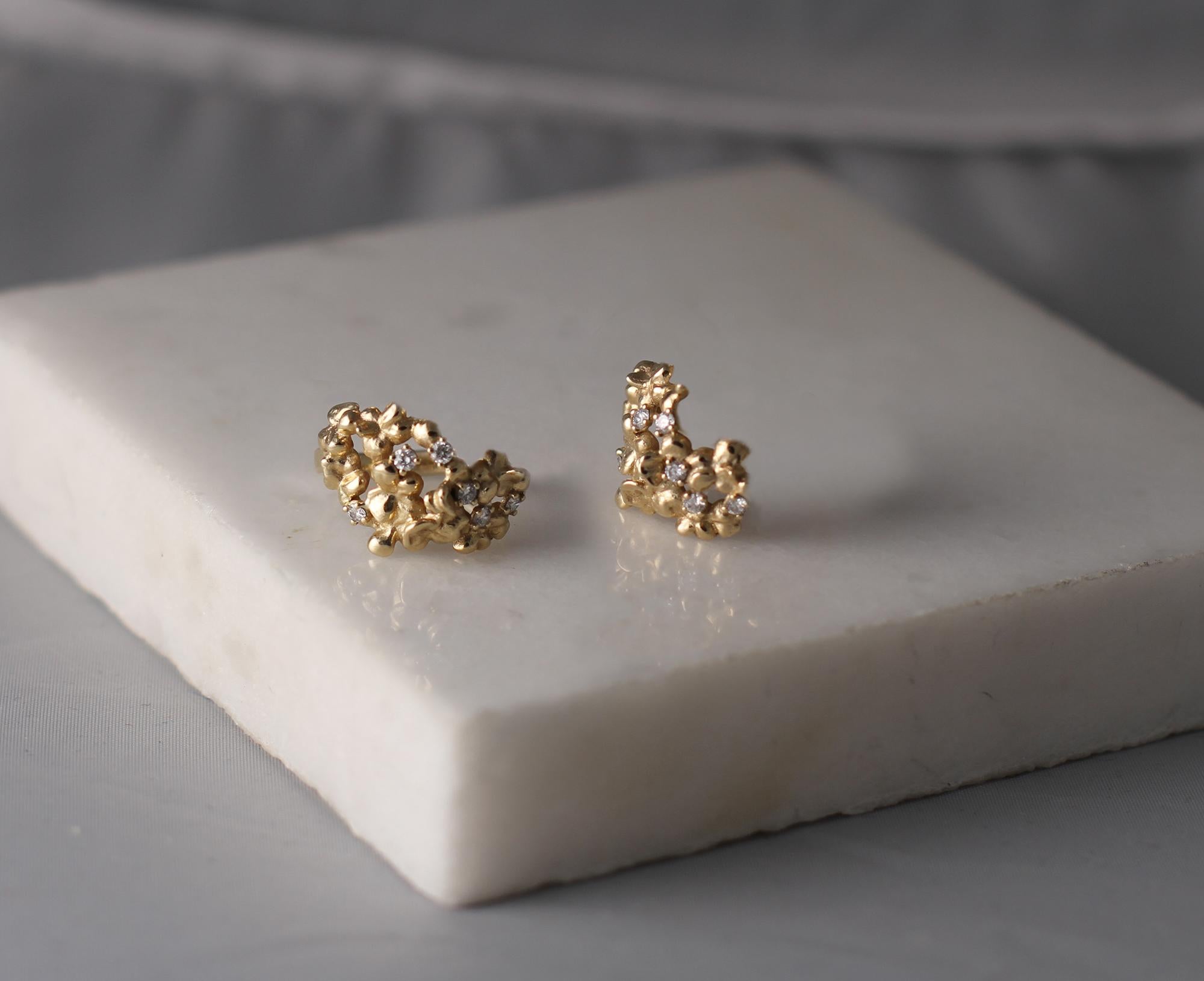 This contemporary Hortensia floral earrings are made of 18 karat yellow gold and feature round natural diamonds of VS clarity and F-G color. The sculptural design adds extra highlights to the surface of the gold, while the diamonds add a delicate