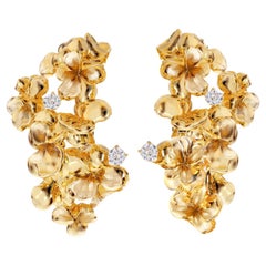 Boucles d'oreilles contemporaines en or jaune 18 carats avec fleurs d'Hortensia et diamants