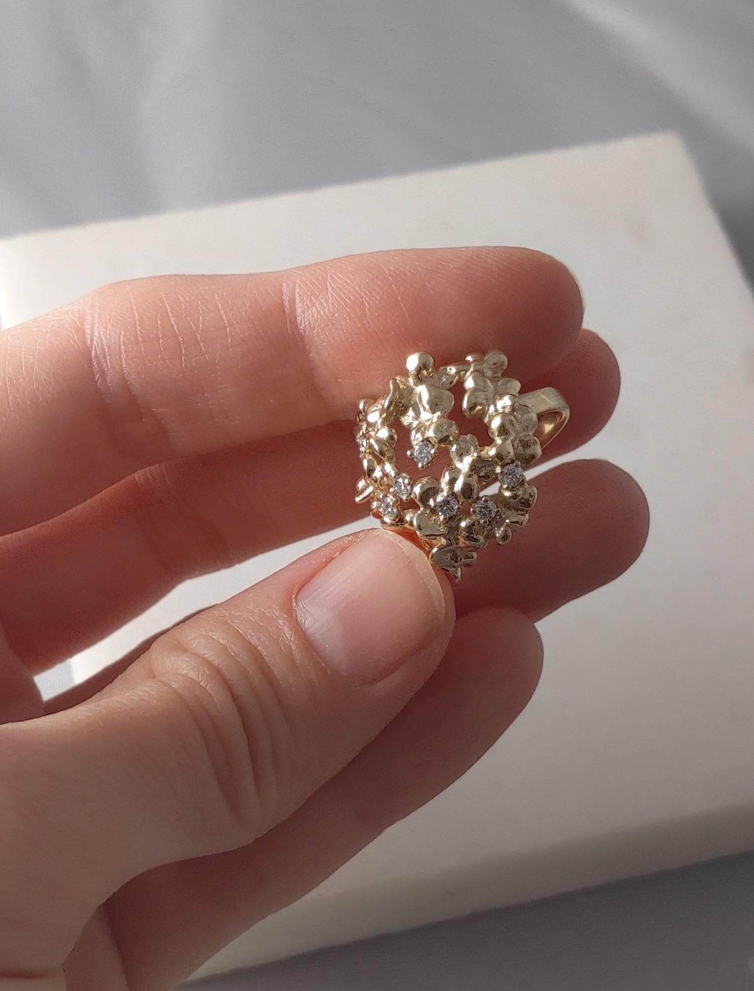 Zeitgenössische Hortensia-Ohrstecker aus 18 Karat Gelbgold mit Diamanten im Angebot 14