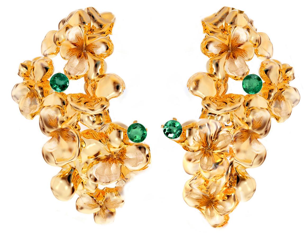 Eighteen Karat Yellow Gold Contemporary Floral Stud Earrings with Emeralds For Sale 1