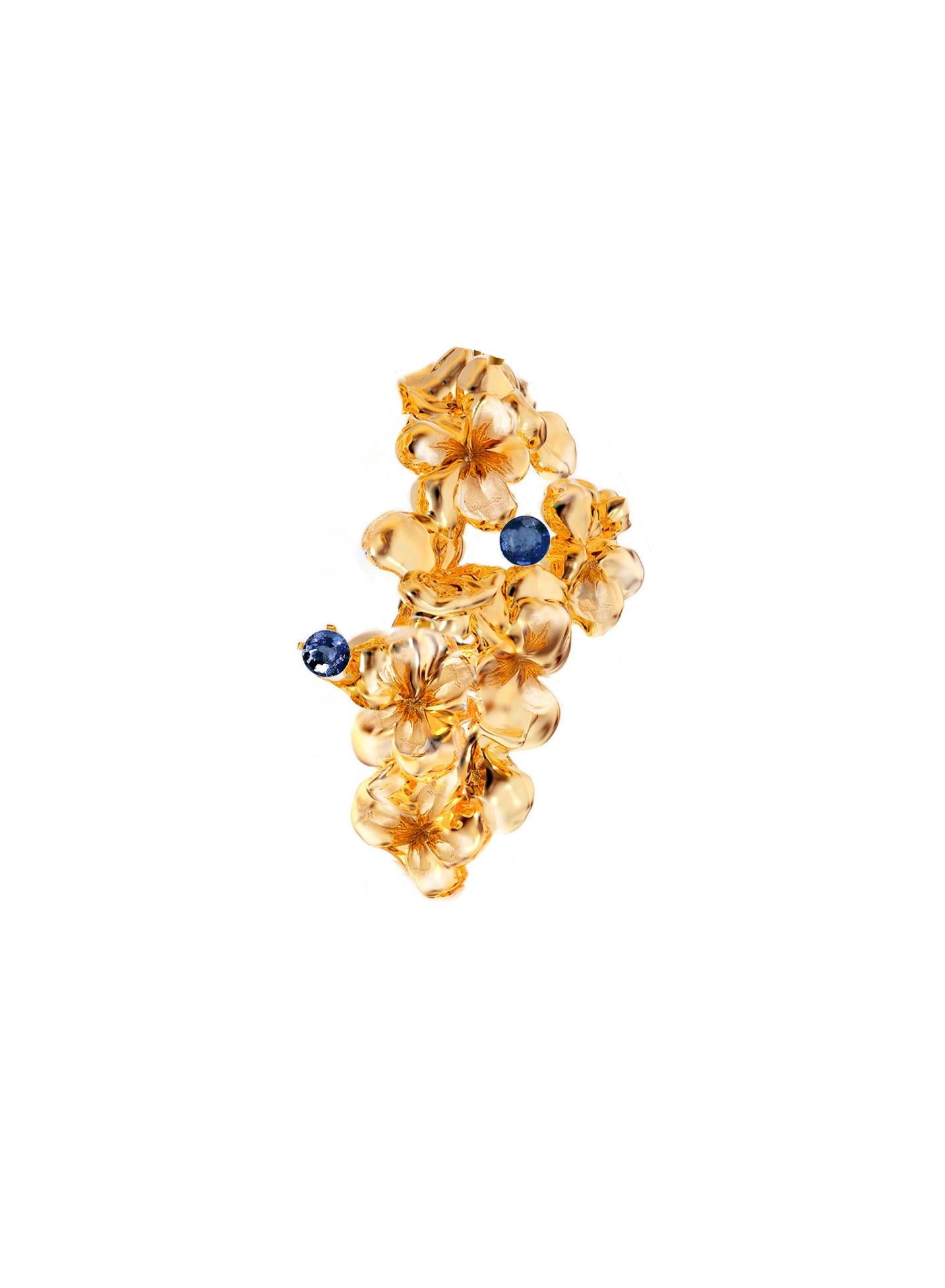 This contemporary Hortensia stud earrings are in 18 karat yellow gold with round natural sapphires. The abstract sculptural design adds the extra highlights to the surface of the gold. The gems add the delicate blinks of colour. This jewellery