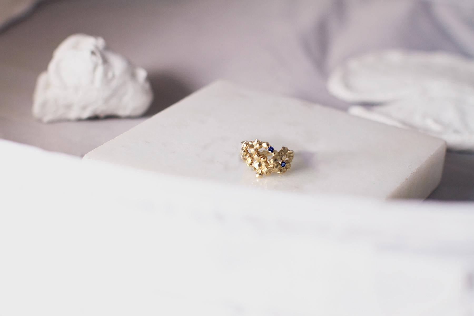 Round Cut Yellow Gold Contemporary Hortensia Stud Earrings with Round Sapphires For Sale