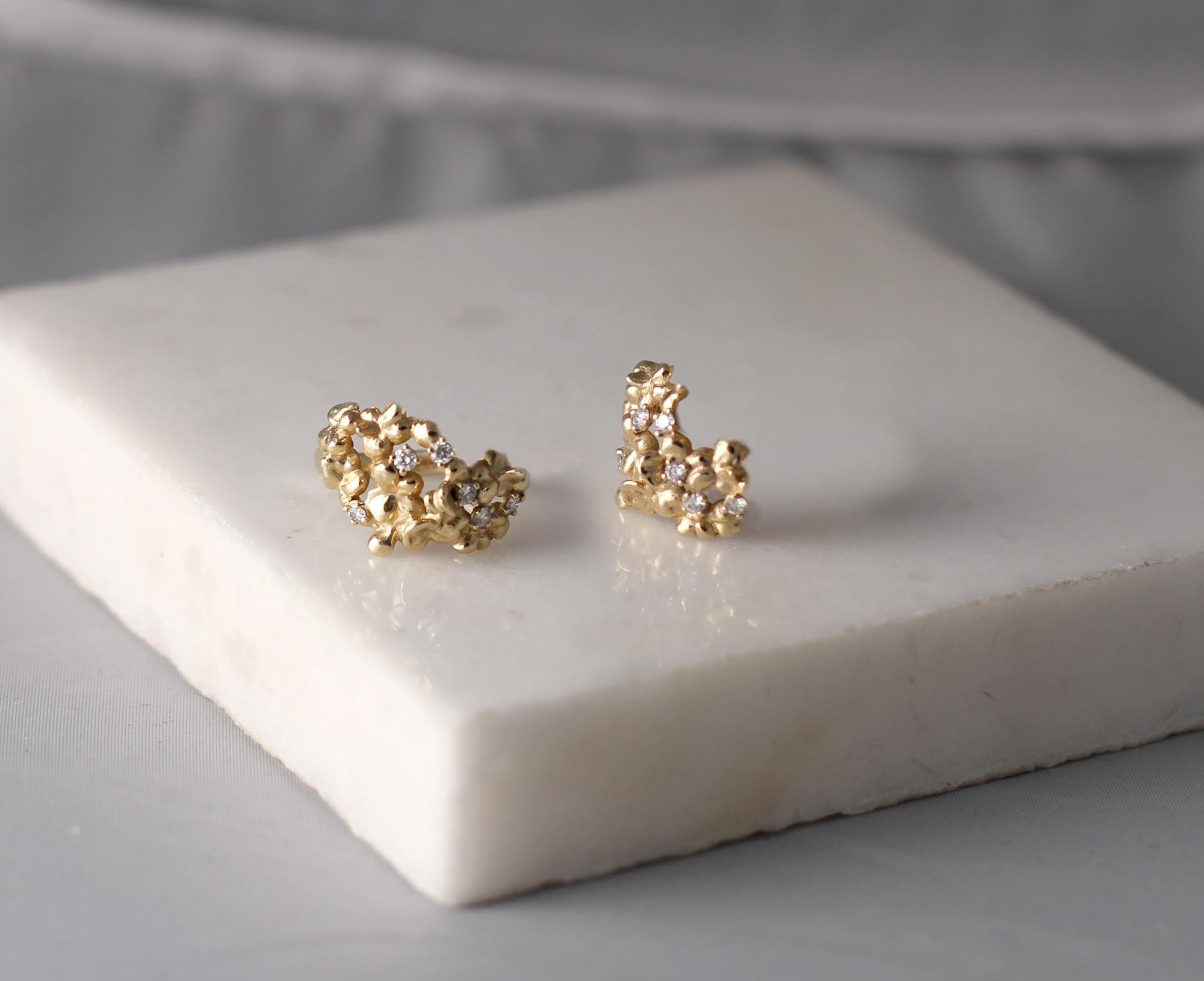 Yellow Gold Contemporary Hortensia Stud Earrings with Round Sapphires In New Condition For Sale In Berlin, DE