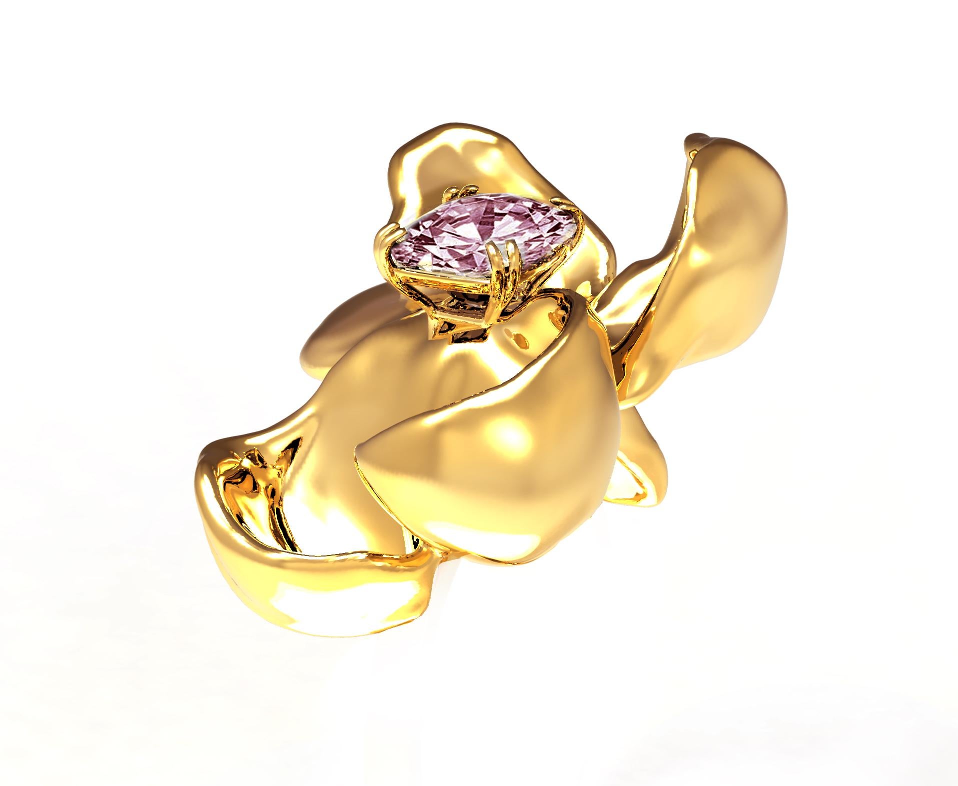 Yellow Gold Contemporary Magnolia Brooch with Light Purple Spinel In New Condition For Sale In Berlin, DE