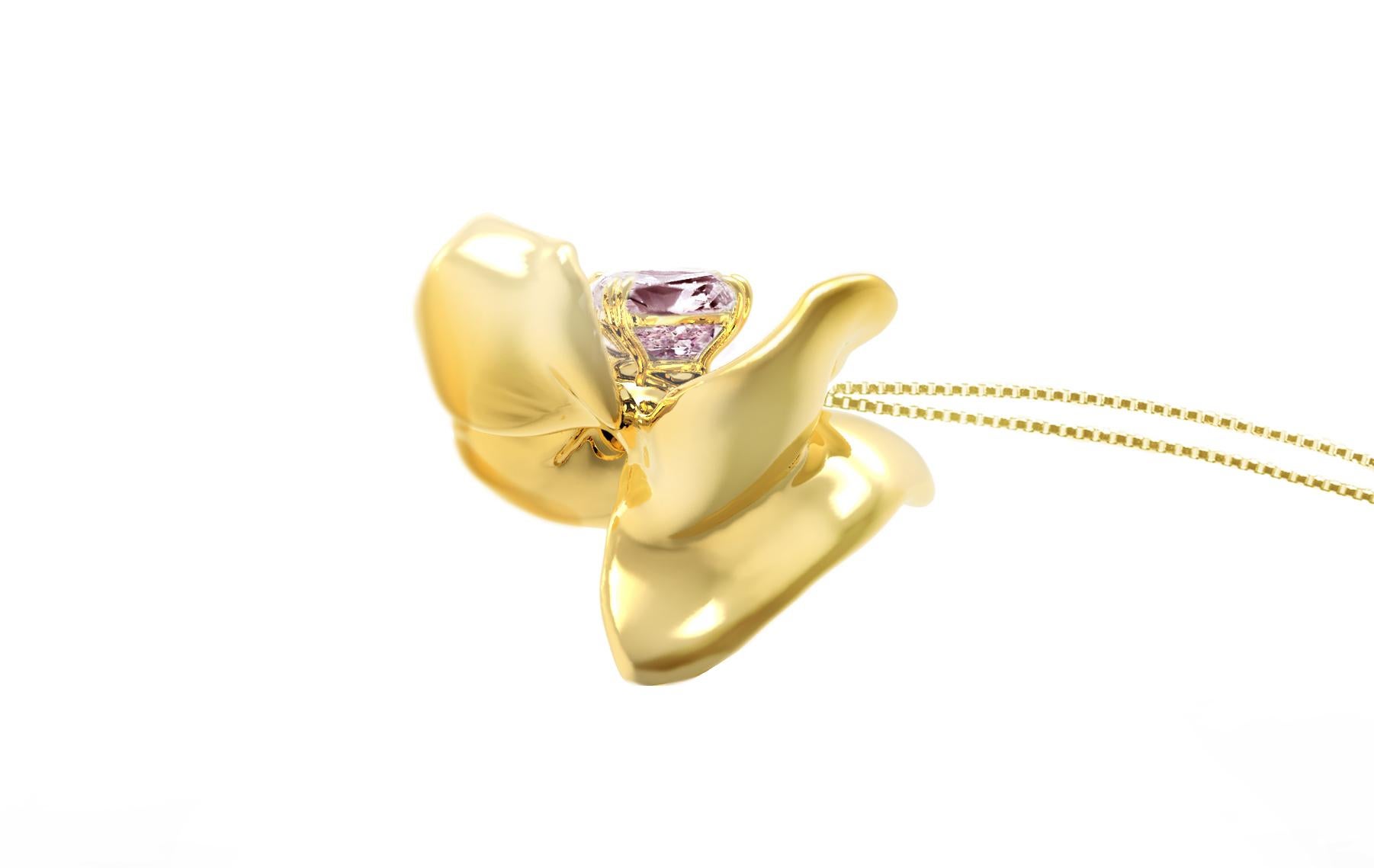 This Magnolia Flower contemporary pendant necklace is made of 18 karat yellow gold and features a berry purple cushion spinel (1.34 carats). The tender water-surface of the spinel multiplies the light, reflecting on the golden petals. The weight of