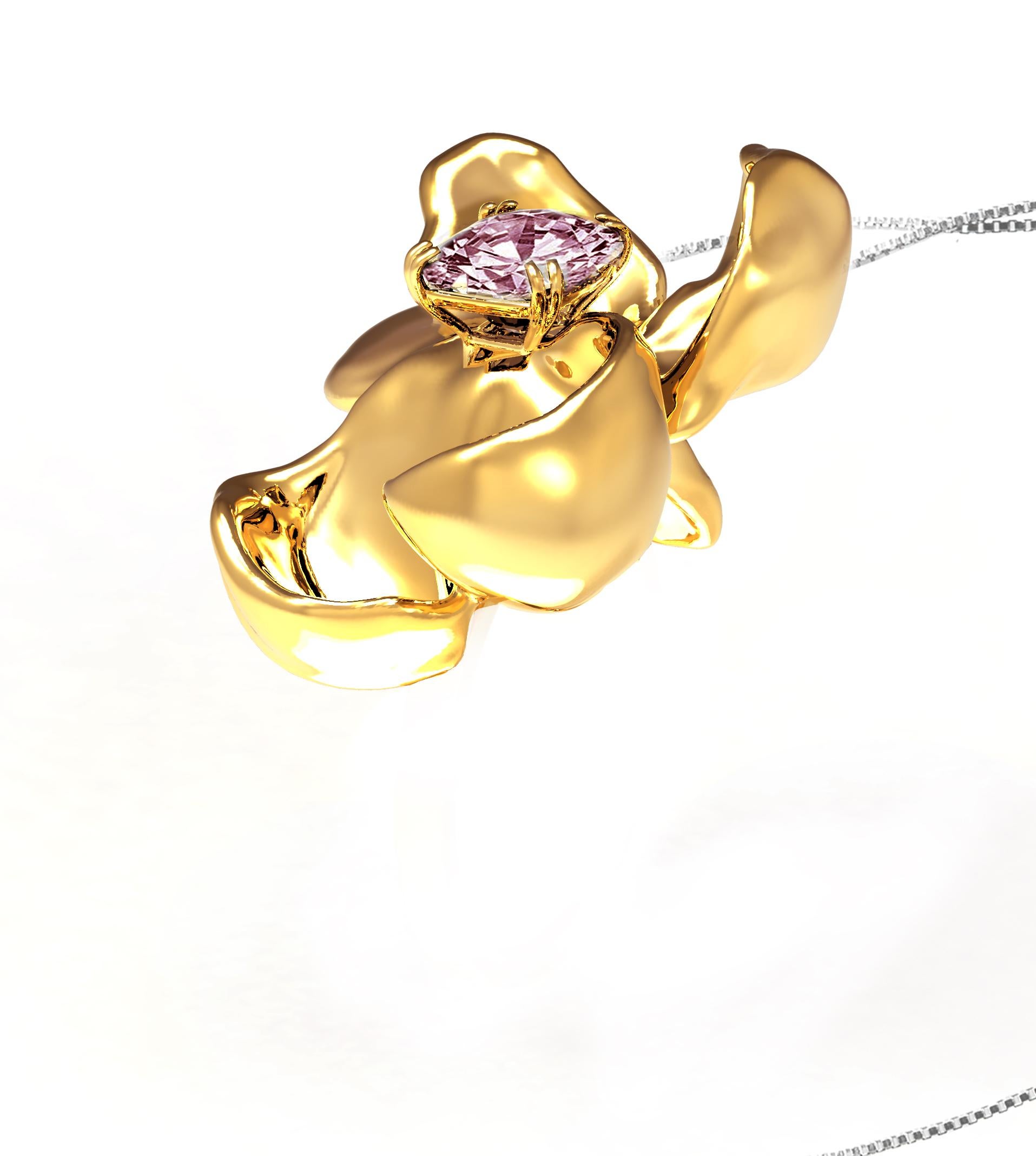 Ce collier pendentif contemporain Magnolia Flower est en or jaune 14 carats avec un spinelle coussin rose clair (1,34 carats). La tendre surface de l'eau du spinelle multiplie la lumière, se reflétant sur les pétales d'or. Le poids de la broche est