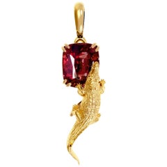 Collier pendentif contemporain en or jaune dix-huit carats avec saphir rouge
