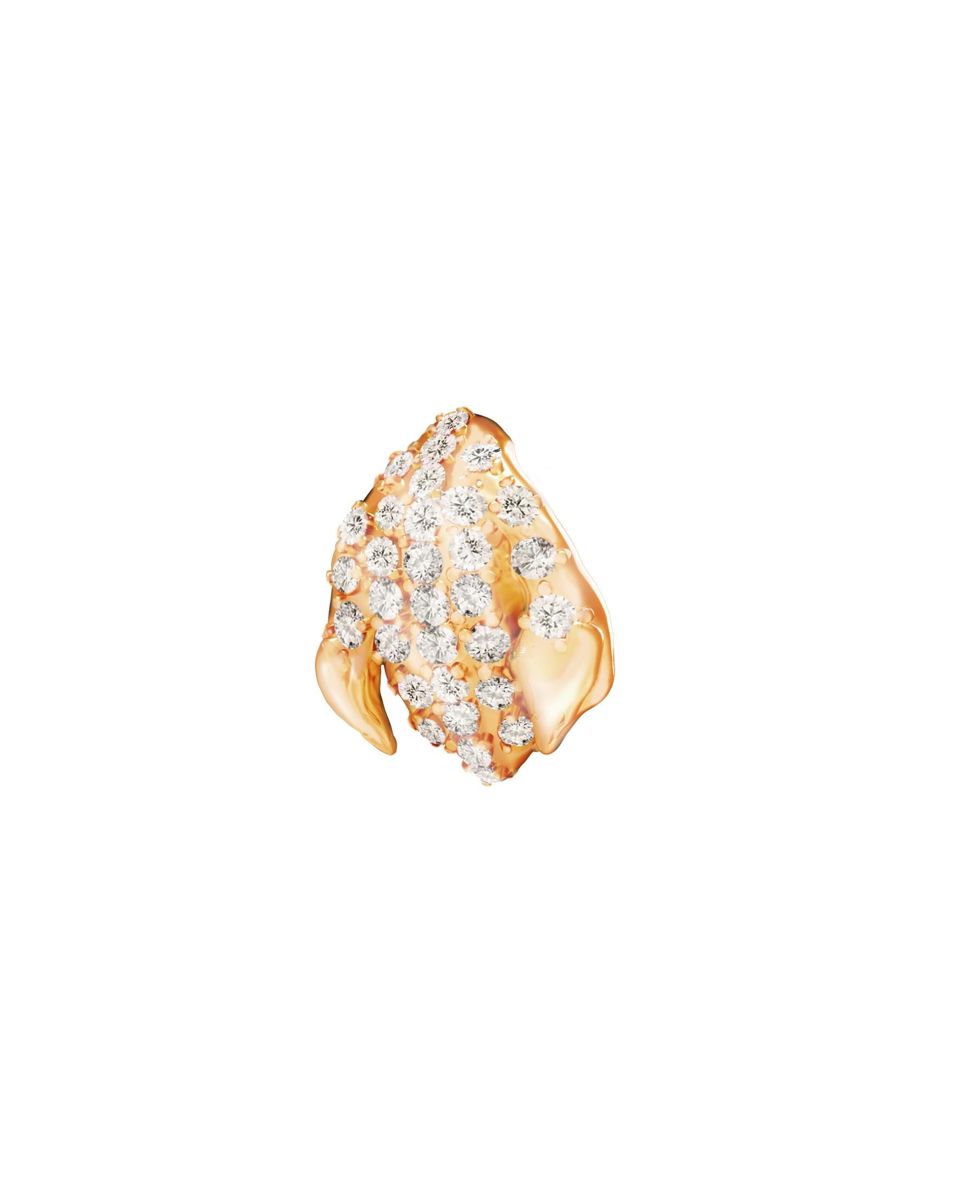 This contemporary Peony Petal floral brooch is in 18 karat yellow gold with 31 round natural diamonds, 0,5 carats, VS, F-G. The sculptural design adds the extra highlights to the surface of the gold. The diamonds add the delicate blinks. Flowers