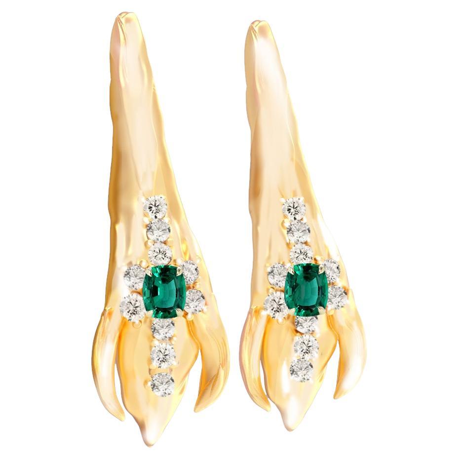 Boucles d'oreilles contemporaines en or jaune 18 carats à pétales avec émeraudes et diamants en vente