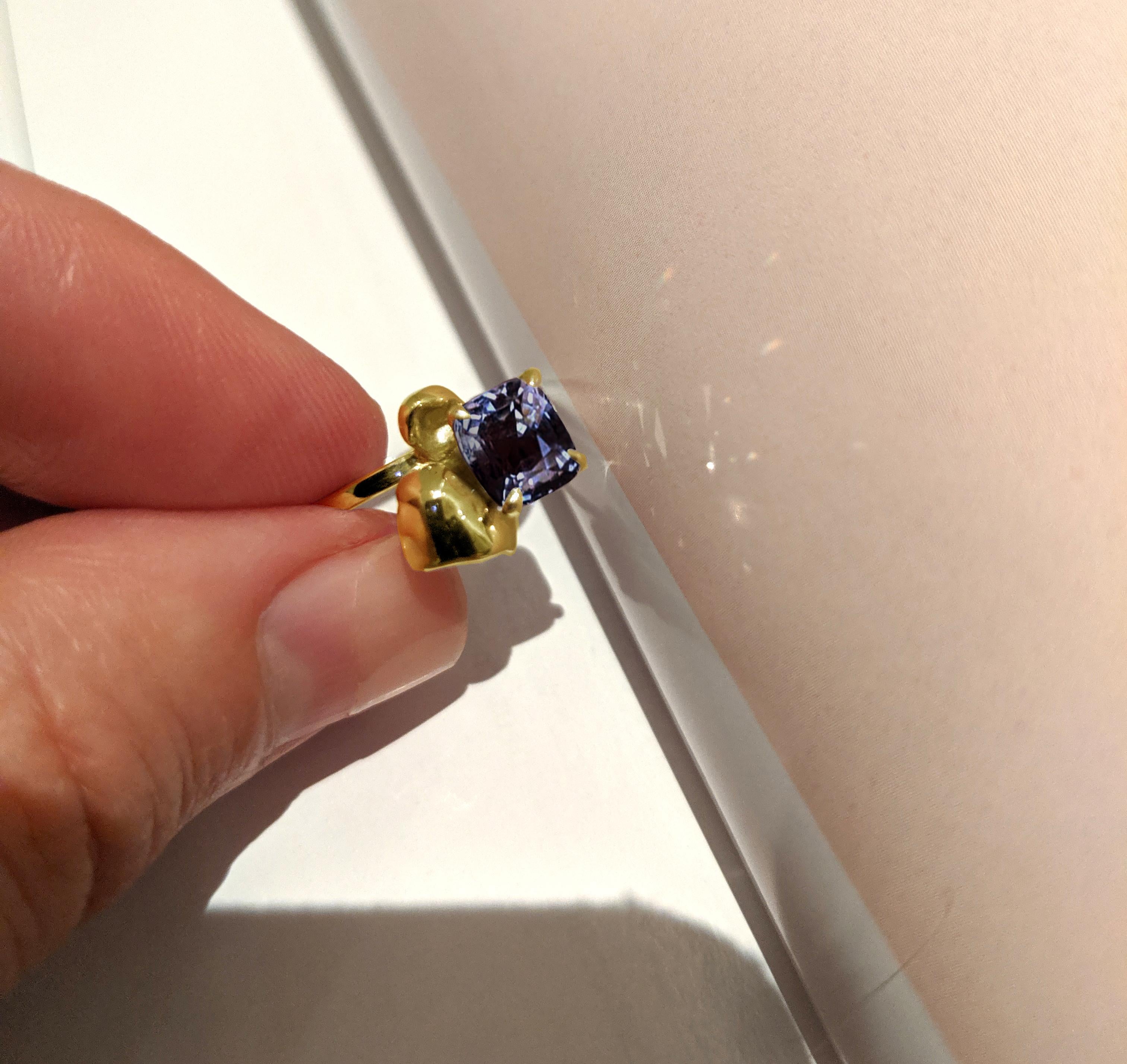 Eighteen Karat Yellow Gold Contemporary Ring with Ink Purple Cushion Spinel For Sale 4