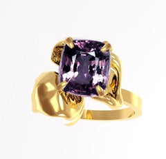 Zeitgenössischer Ring aus achtzehn Karat Gelbgold mit lila Tinten-Spinell