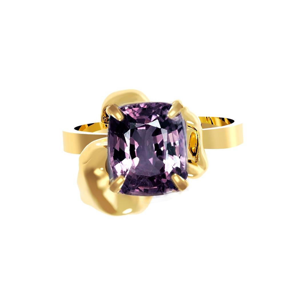 Zeitgenössischer Ring aus achtzehn Karat Gelbgold mit lila Tinten-Spinell (Kissenschliff) im Angebot
