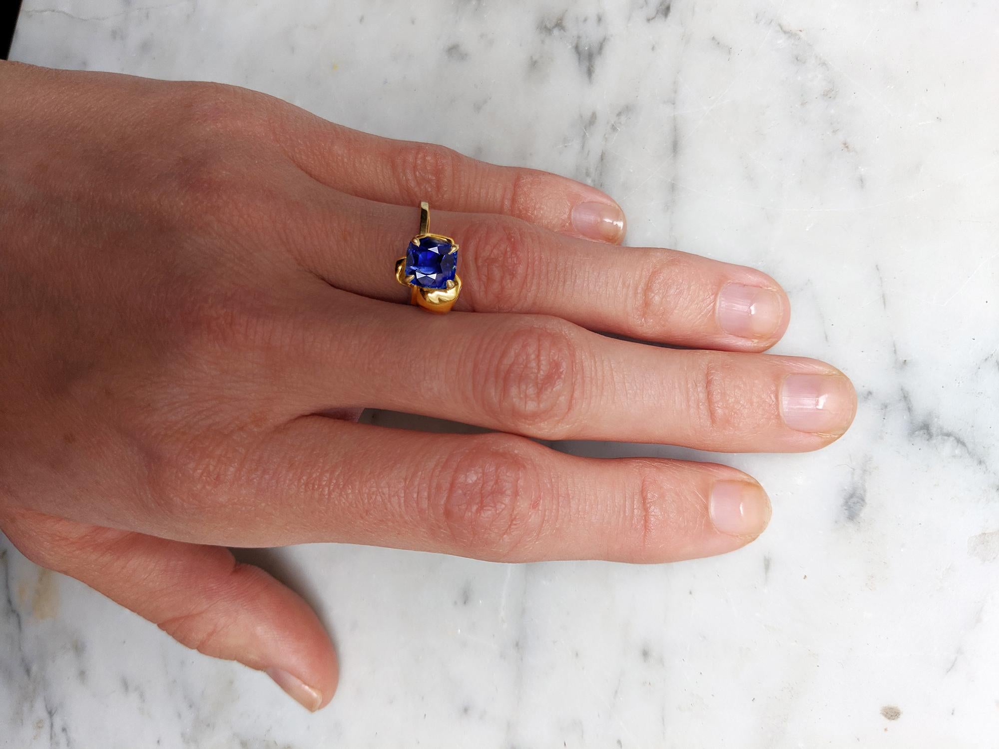 Eighteen Karat Yellow Gold Contemporary Ring with Cushion Sapphire For Sale 5