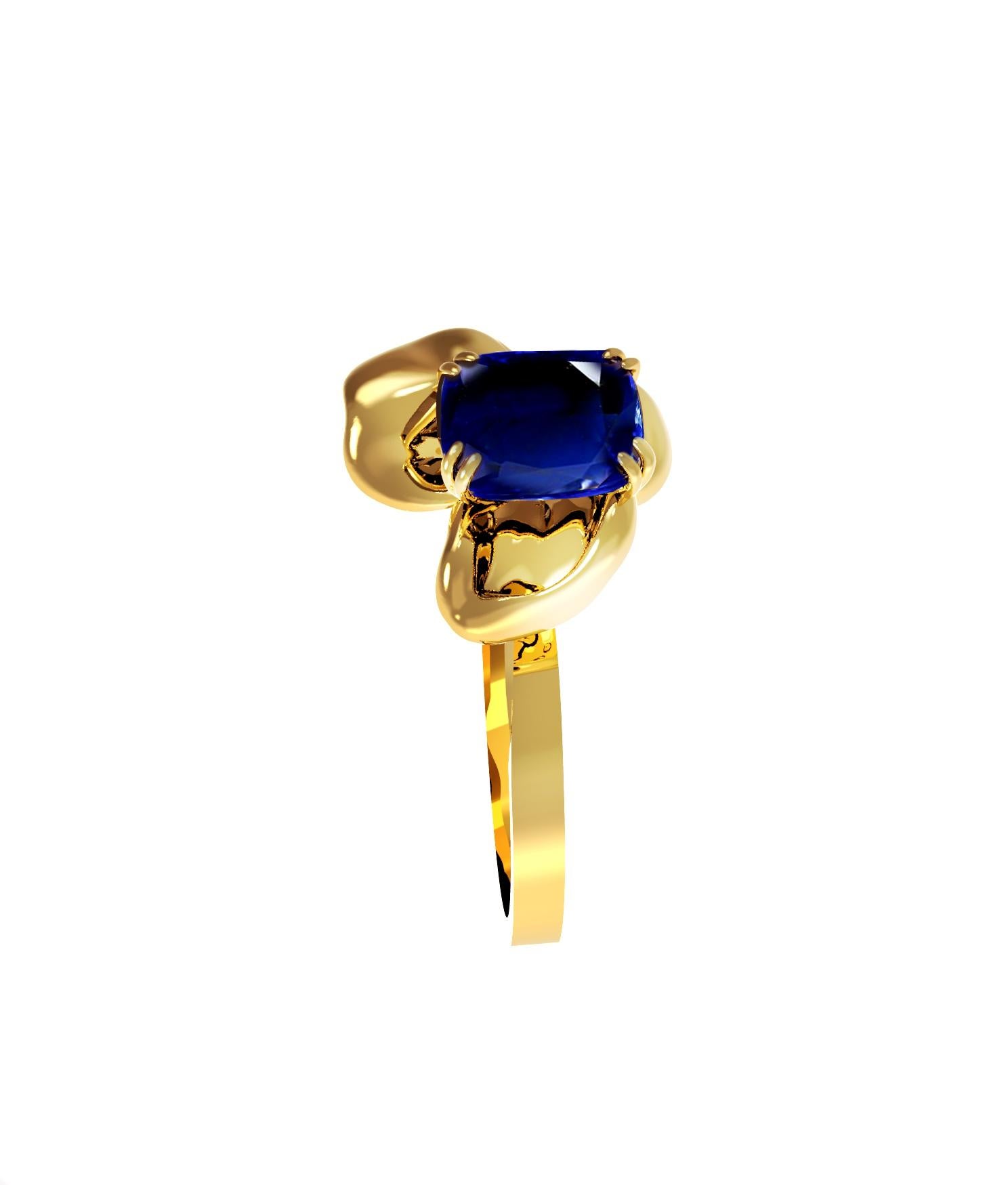 Eighteen Karat Yellow Gold Contemporary Ring with Cushion Sapphire For Sale 3