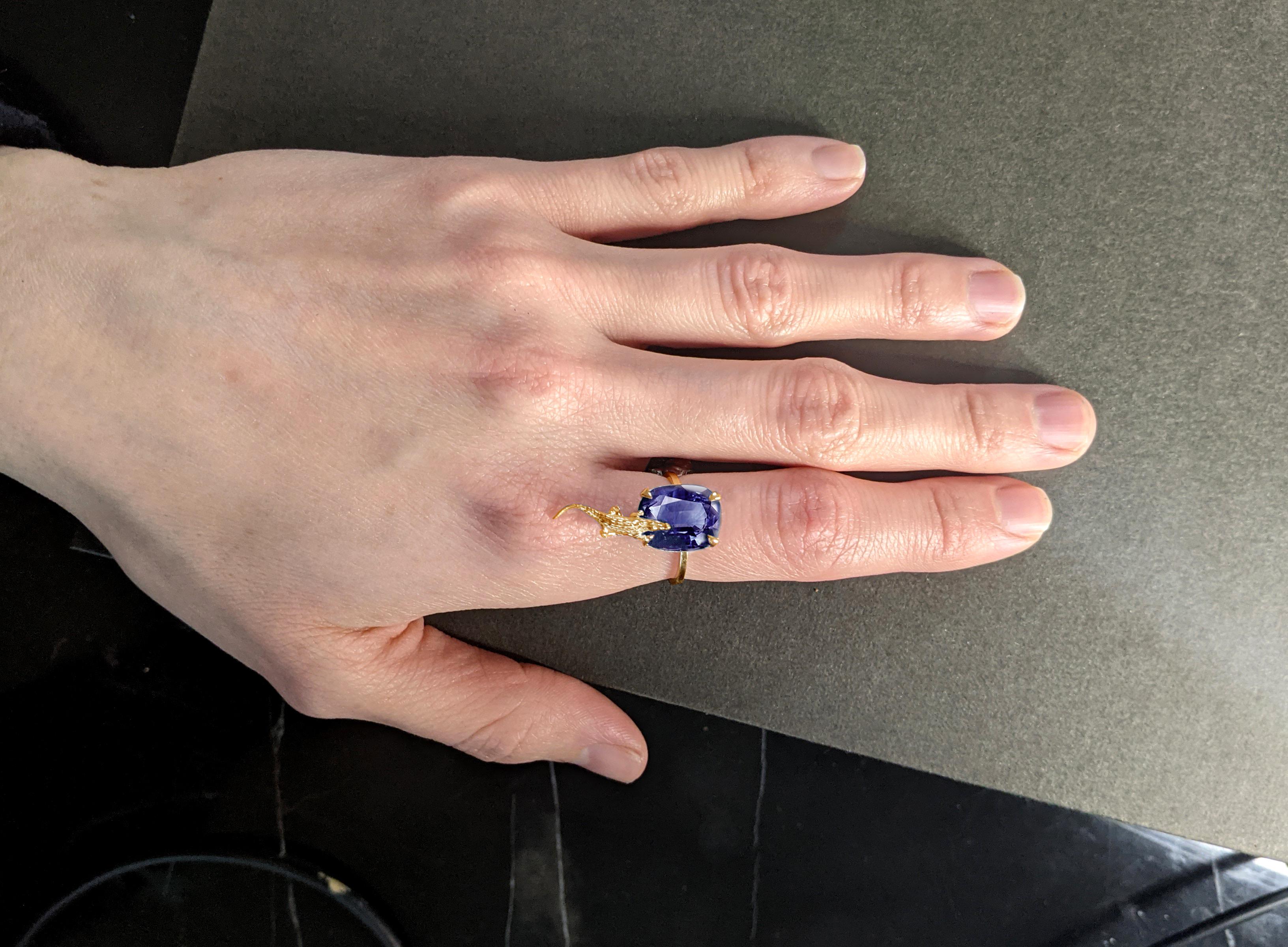 Dieser zeitgenössische mesopotamische Ring aus 18 Karat Gelbgold ist mit 6,96 Karat natürlichem, lebhaft blauem Cushion-Saphir aus Ceylon besetzt, 12,5 x 8,8 mm. Der Edelstein zieht die Aufmerksamkeit auf sich und ist in einem modernen Ring gut