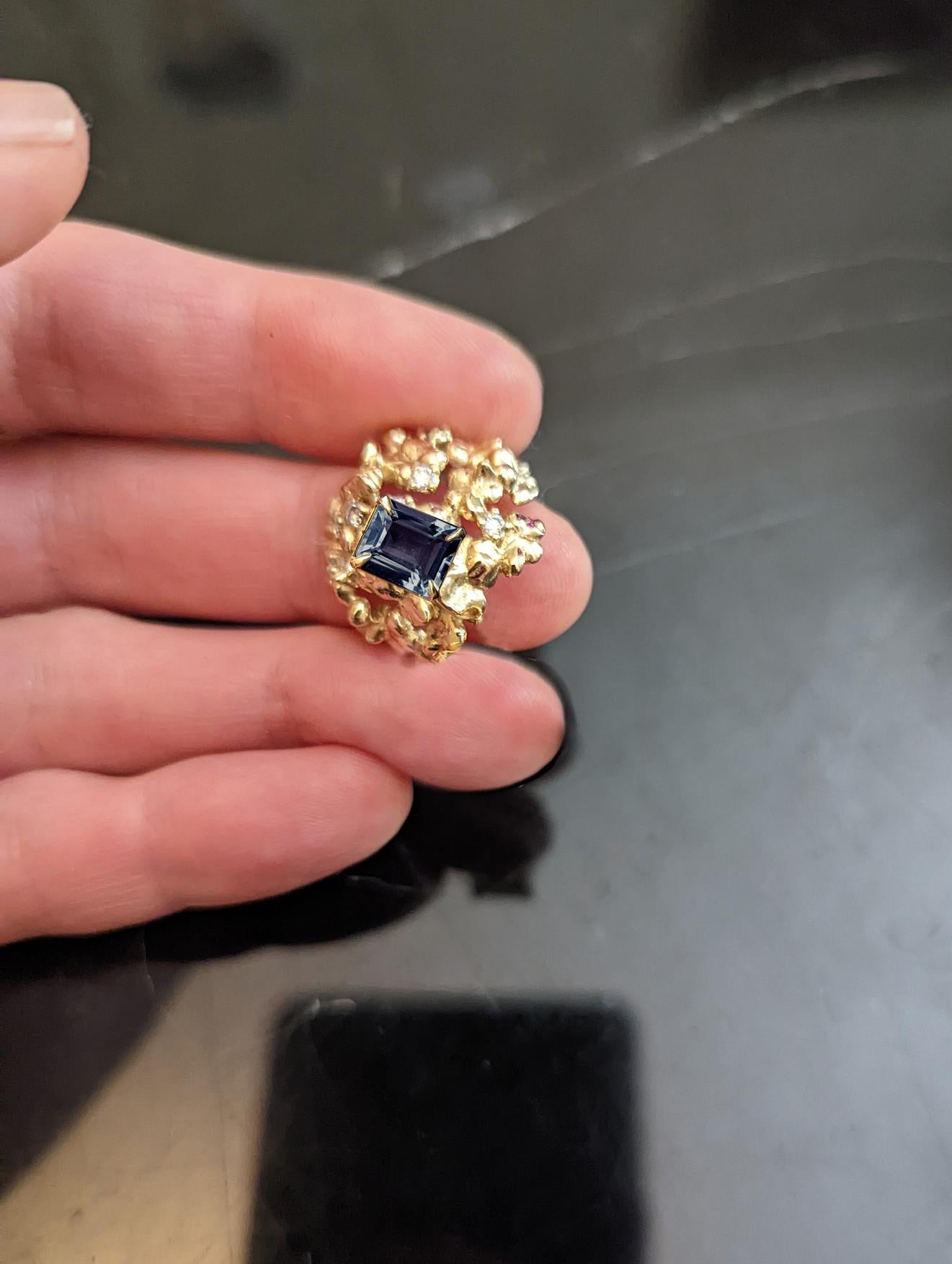 Contemporain Bague en or jaune 18 carats de style italien avec saphir et sept diamants en vente