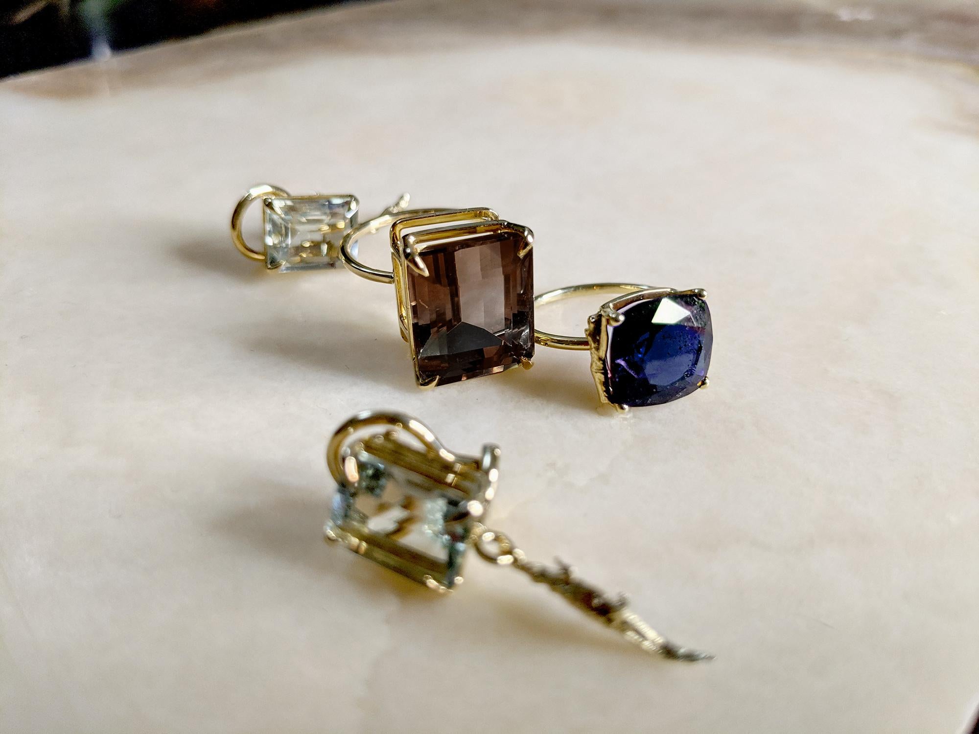 Bague contemporaine en or jaune dix-huit carats avec saphir bleu en vente 1