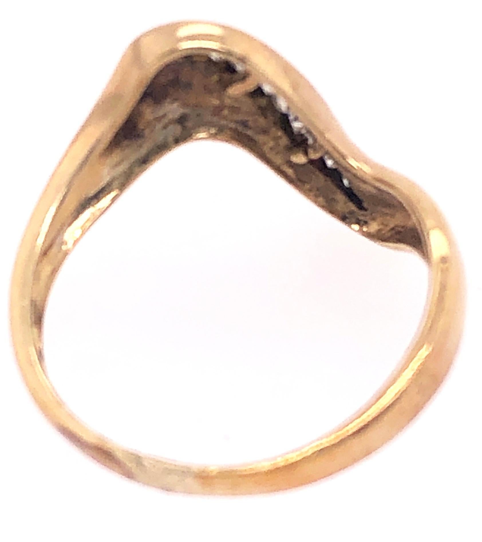 zeitgenössischer Ring aus 18 Karat Gelbgold mit Diamanten.
Größe 6
2.50 Gramm Gesamtgewicht.