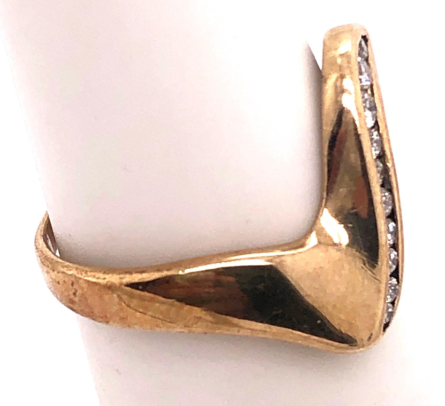 18 Karat Yellow Gold Contemporary Ring with Diamonds In Good Condition For Sale In Stamford, CT