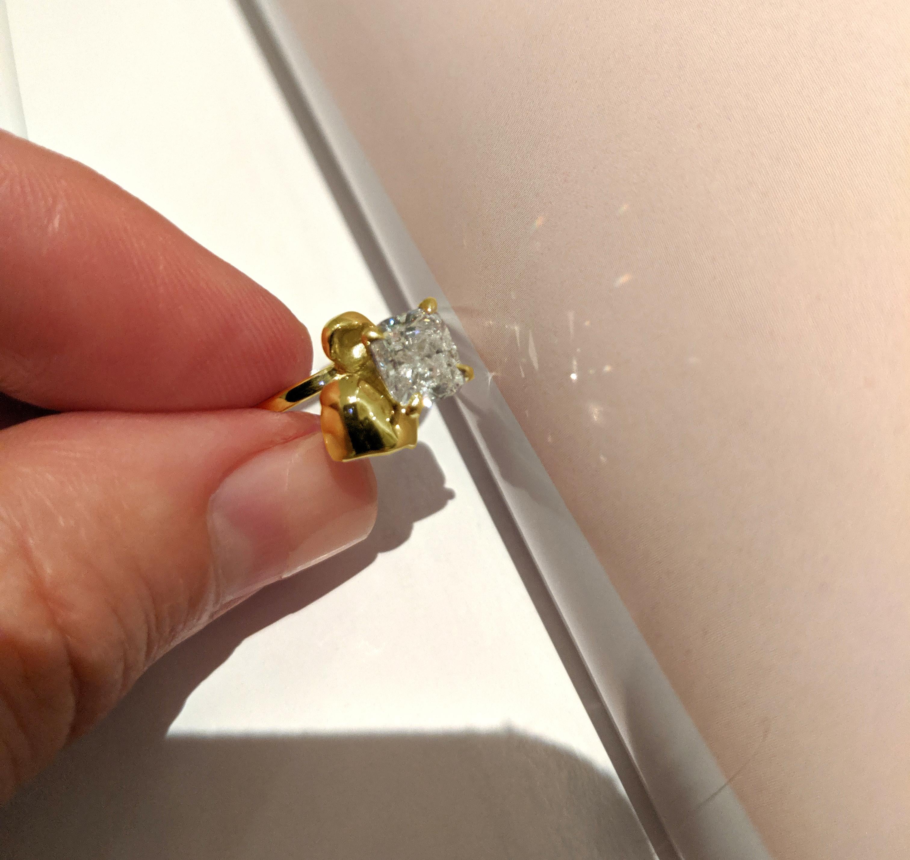 Eighteen Karat Yellow Gold Ring with One Carat Ice Crushed Cushion Diamond In New Condition For Sale In Berlin, DE