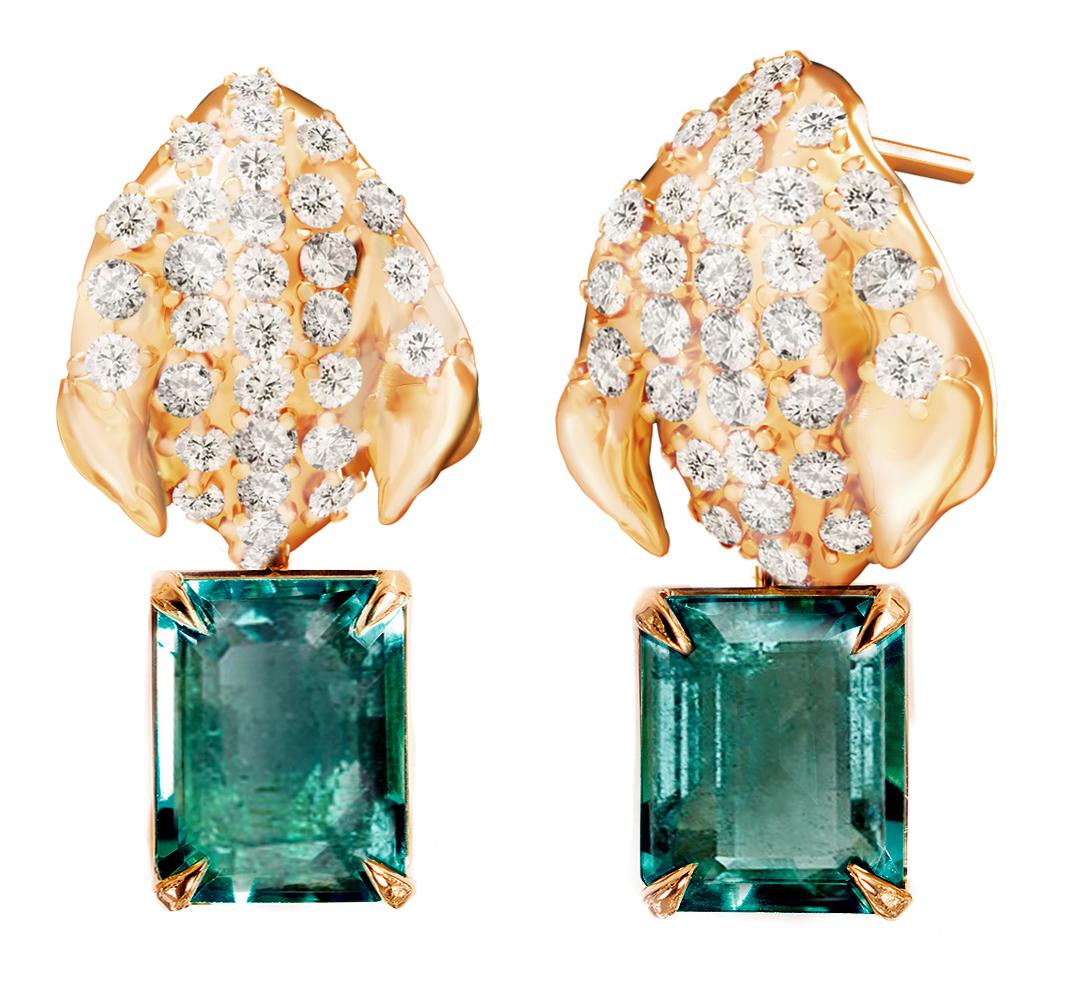 Yellow Gold Contemporary Stud Earrings with Emeralds and Diamonds For Sale 1