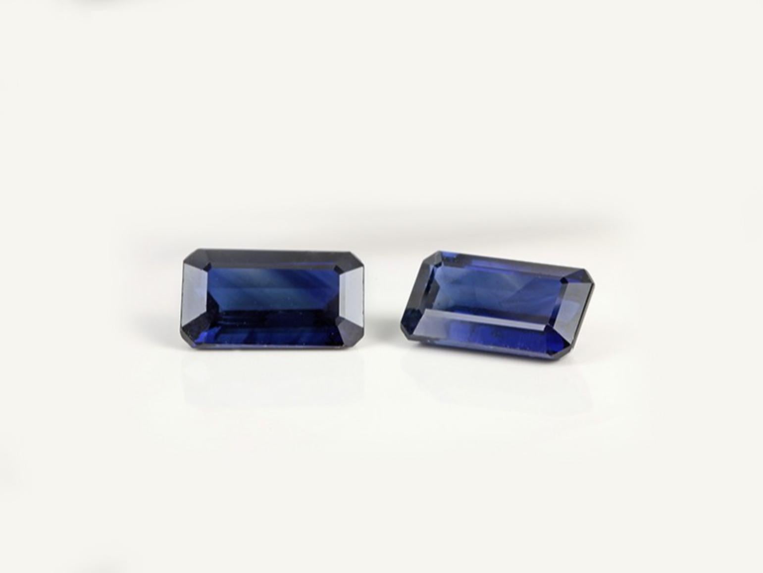 Eighteen Karat Yellow Gold Contemporary Stud Earrings with Sapphires In New Condition For Sale In Berlin, DE