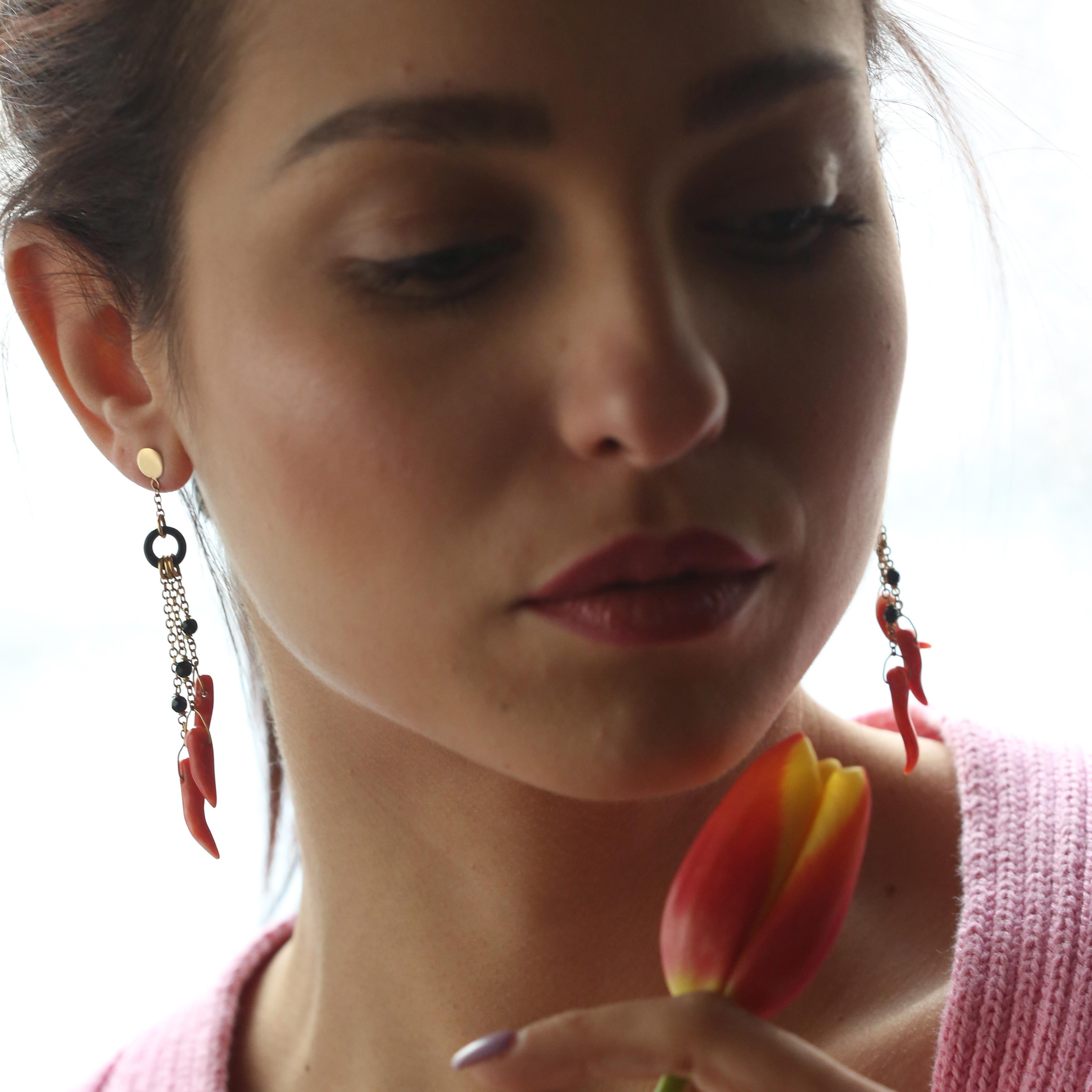 La mejor calidad del coral mediterráneo se muestra en estos maravillosos y únicos pendientes.
Un diseño moderno e intrépido, adecuado para los jóvenes con estilo y a la última de la moda actual.

- Oro amarillo de 18 quilates (sello 750)
- Coral