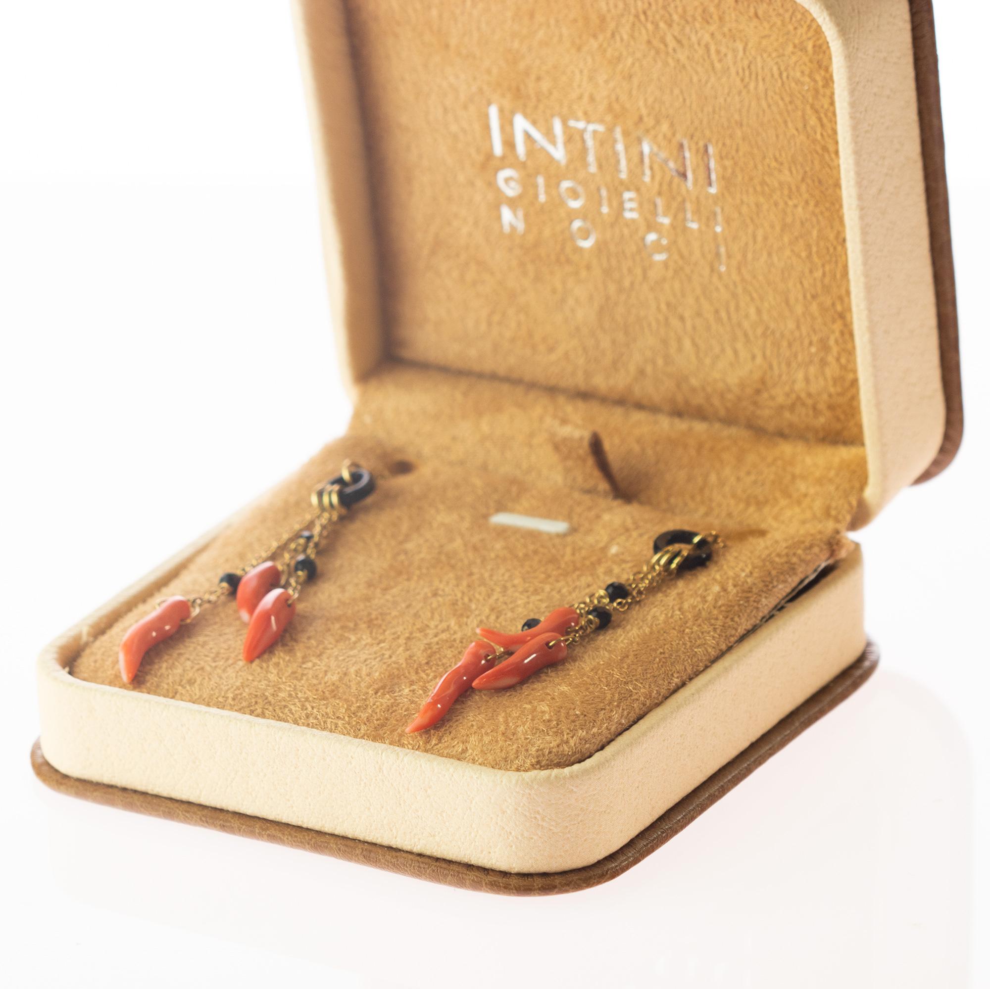 Pendientes modernos de cadena de araña de ágata coralina de oro amarillo de 18 quilates Intini Jewels en venta 2