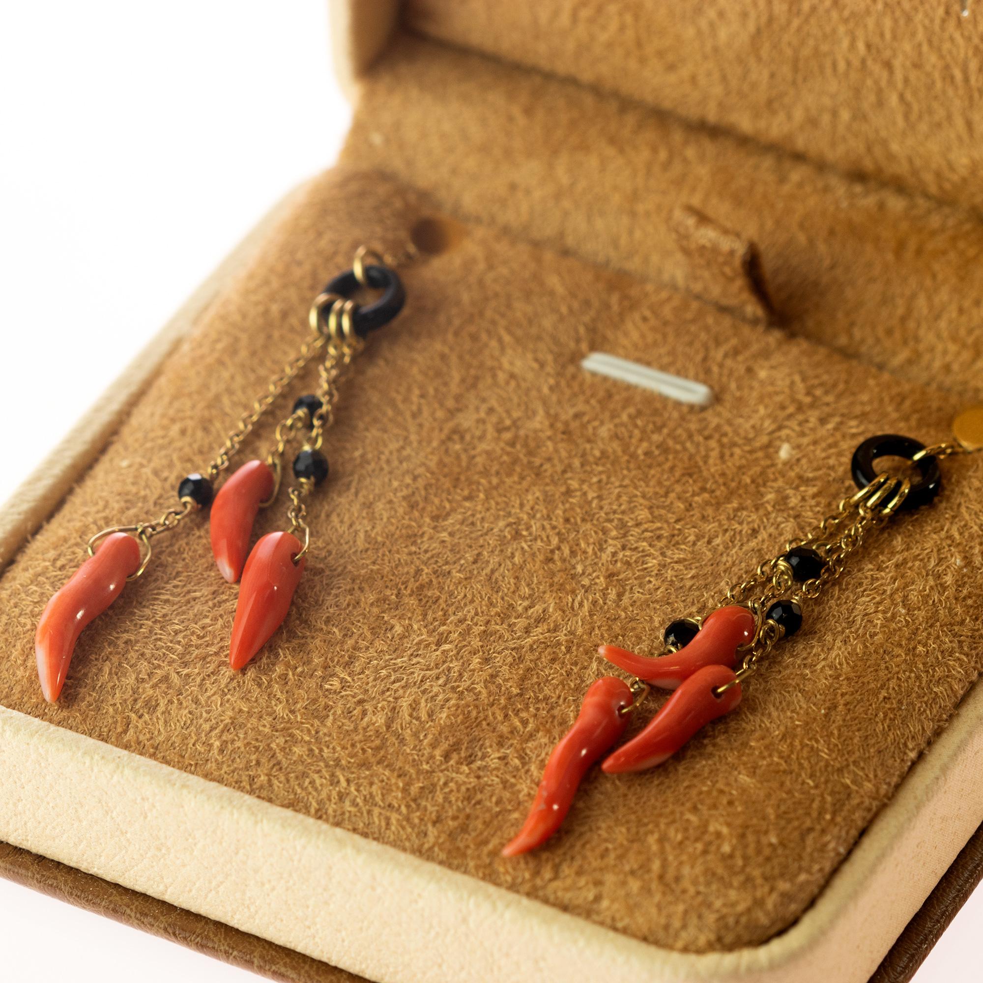 Pendientes modernos de cadena de araña de ágata coralina de oro amarillo de 18 quilates Intini Jewels en venta 3