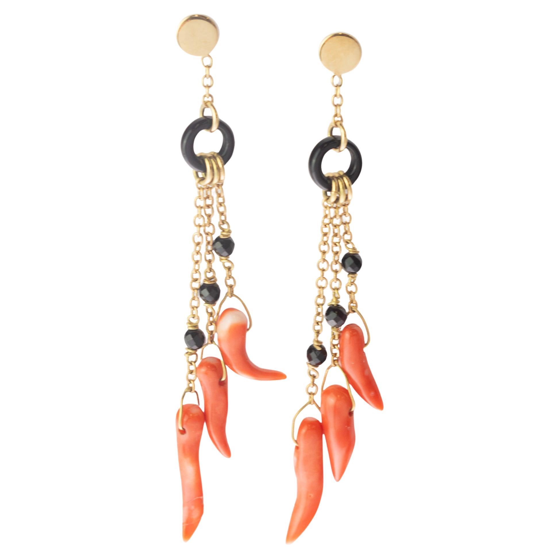 Orecchini moderni a catena con agata e corallo in oro giallo 18 carati Intini Jewels