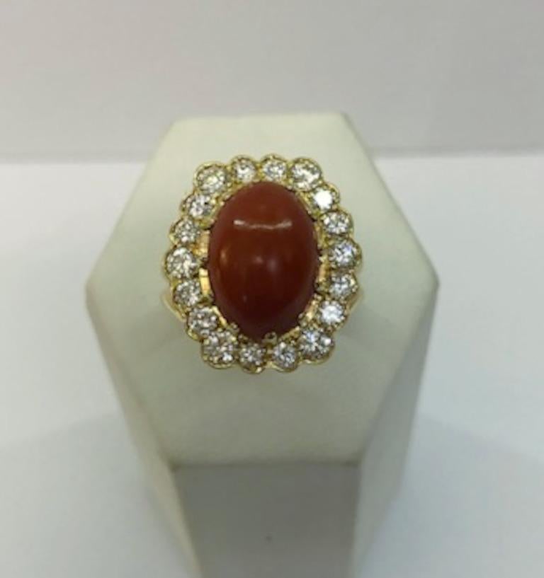 Bague en or jaune 18 carats avec corail rouge entouré de diamants brillants pour un total de 1,1 carats / Fabriquée en Italie dans les années 1970.
Taille de la bague : 6,75