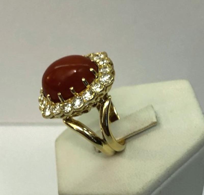 Taille brillant Bague en or jaune 18 carats, corail et diamant en vente
