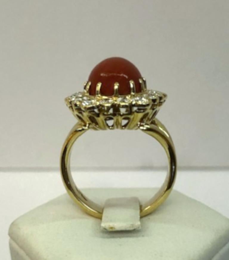 Bague en or jaune 18 carats, corail et diamant Bon état - En vente à Los Angeles, CA