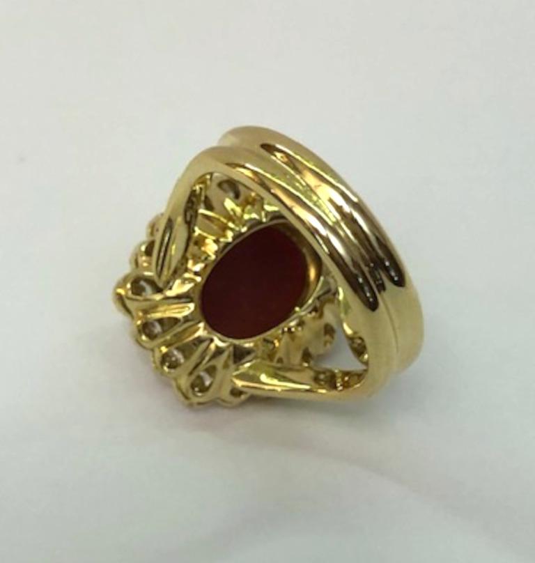 Bague en or jaune 18 carats, corail et diamant en vente 1