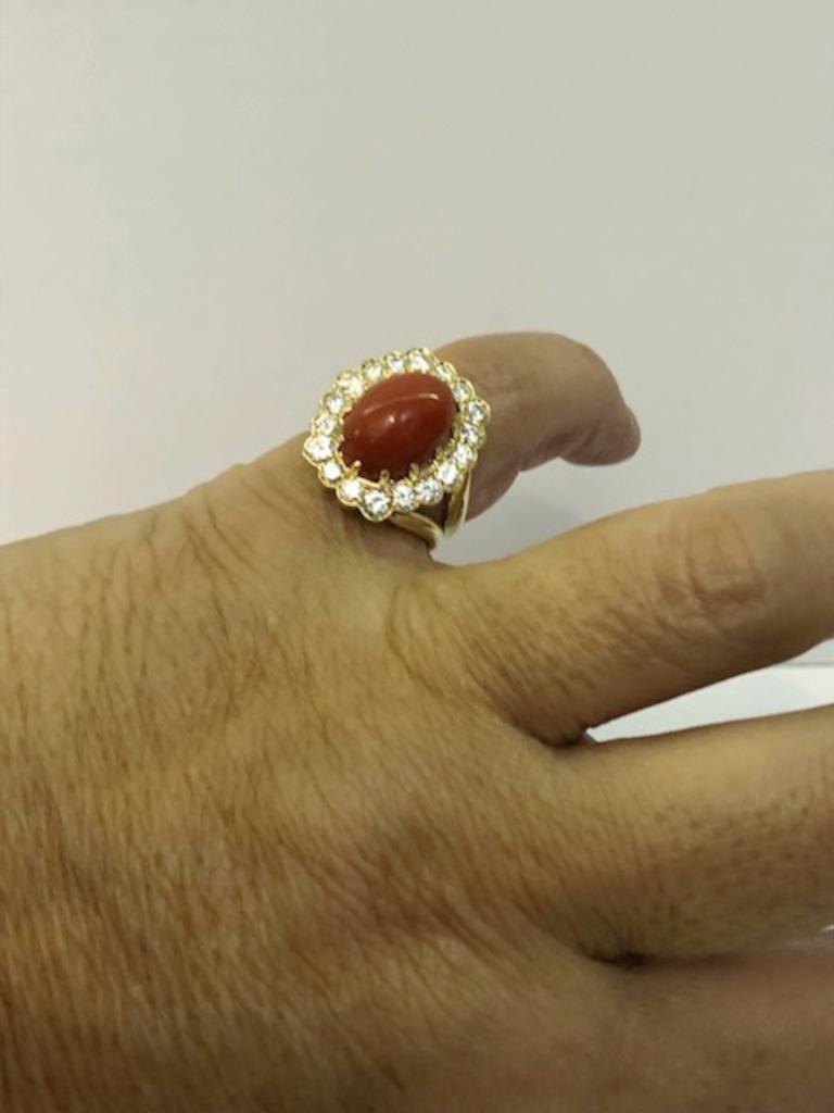 Bague en or jaune 18 carats, corail et diamant en vente 2