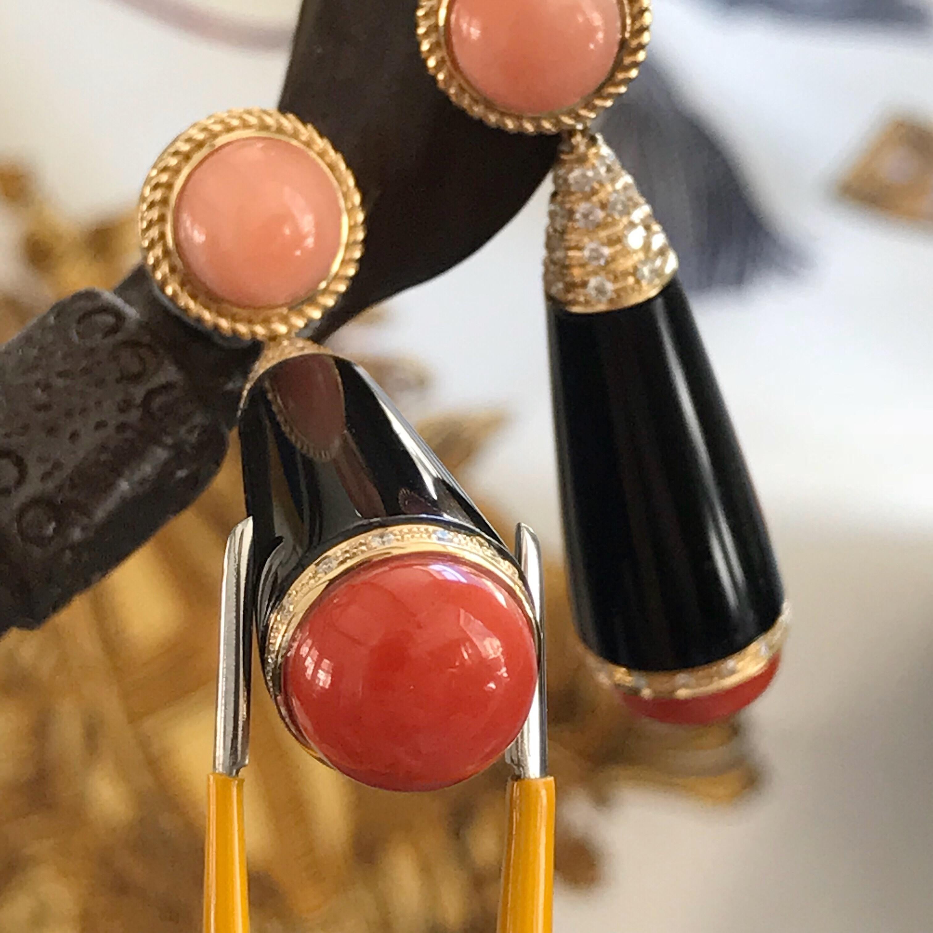Art Deco 18 Karat Yellow Gold Coral and Onyx Drop Earrings