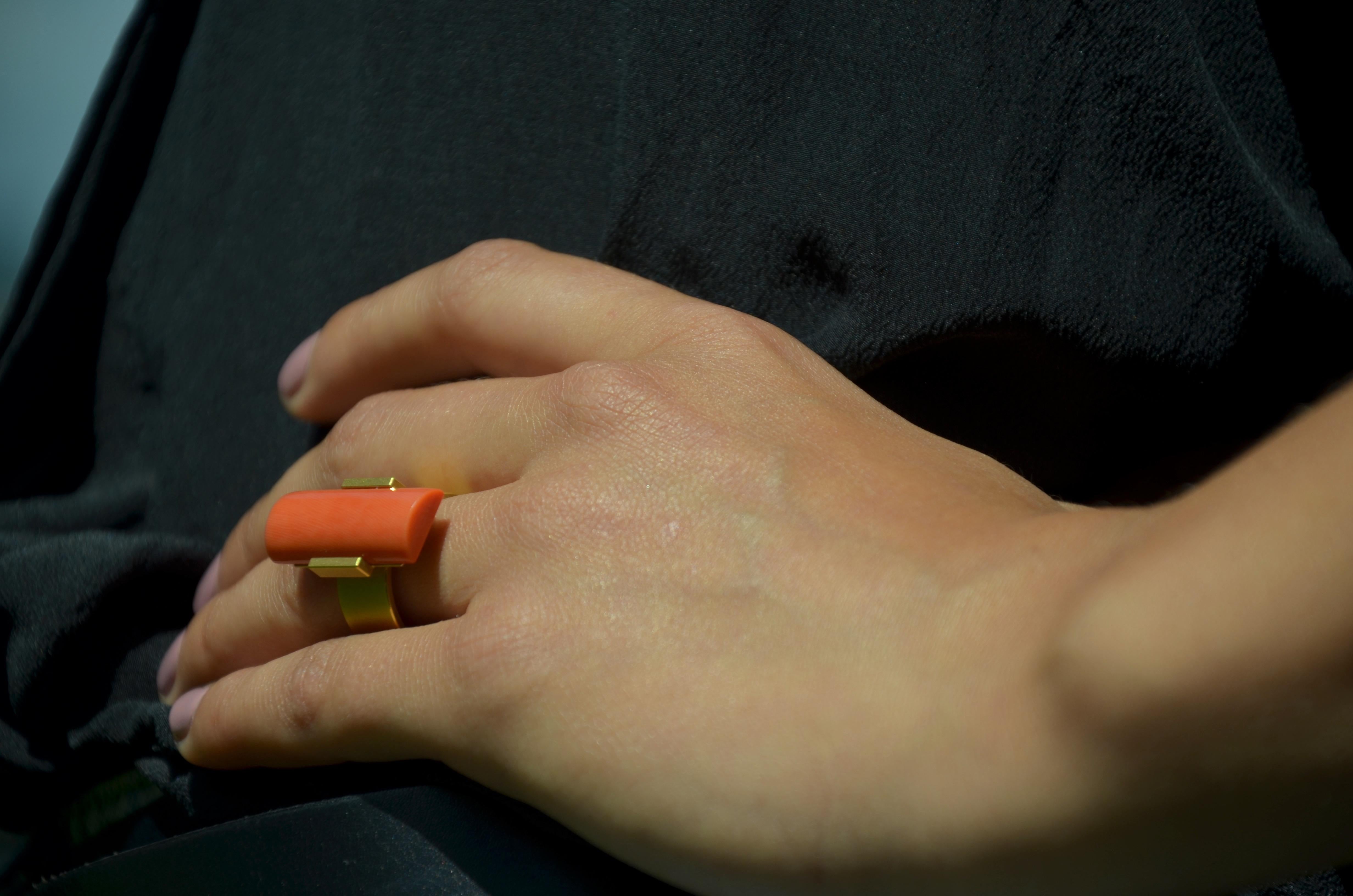 Contemporary 18 Karat Yellow Gold Coral Cocktail Ring In New Condition For Sale In Schwaz, Tirol
