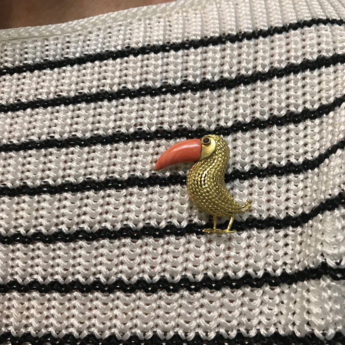 18 Karat Yellow Gold and Coral Toucan Bird Pin In Good Condition For Sale In QLD , AU