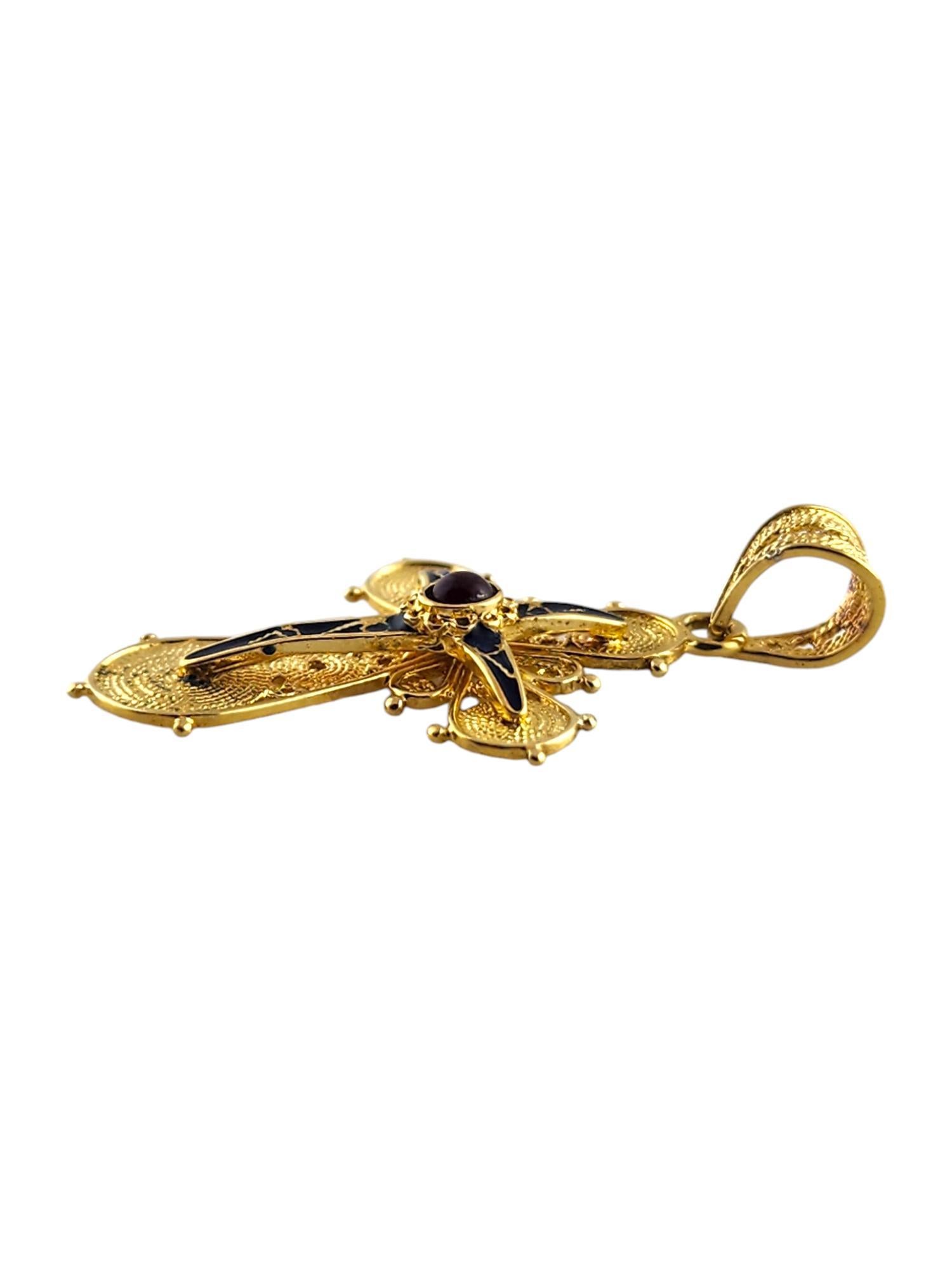 Pendentif croix en or jaune 18 carats avec émail et cabochon rouge

Ce magnifique pendentif en forme de croix a été méticuleusement fabriqué en or jaune 18 carats et décoré d'un magnifique émail et d'une superbe pierre cabochon rouge au centre