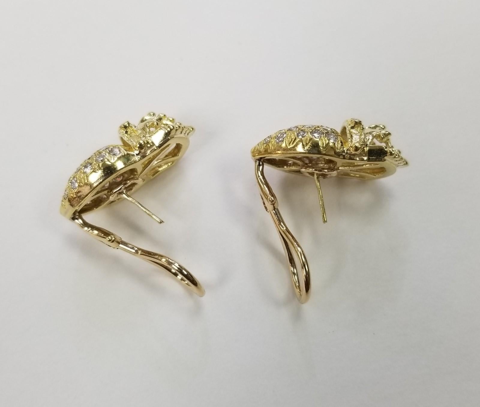 18k yellow gold crown with diamonds hearts earrings, containing 74 round full cut diamonds; color 