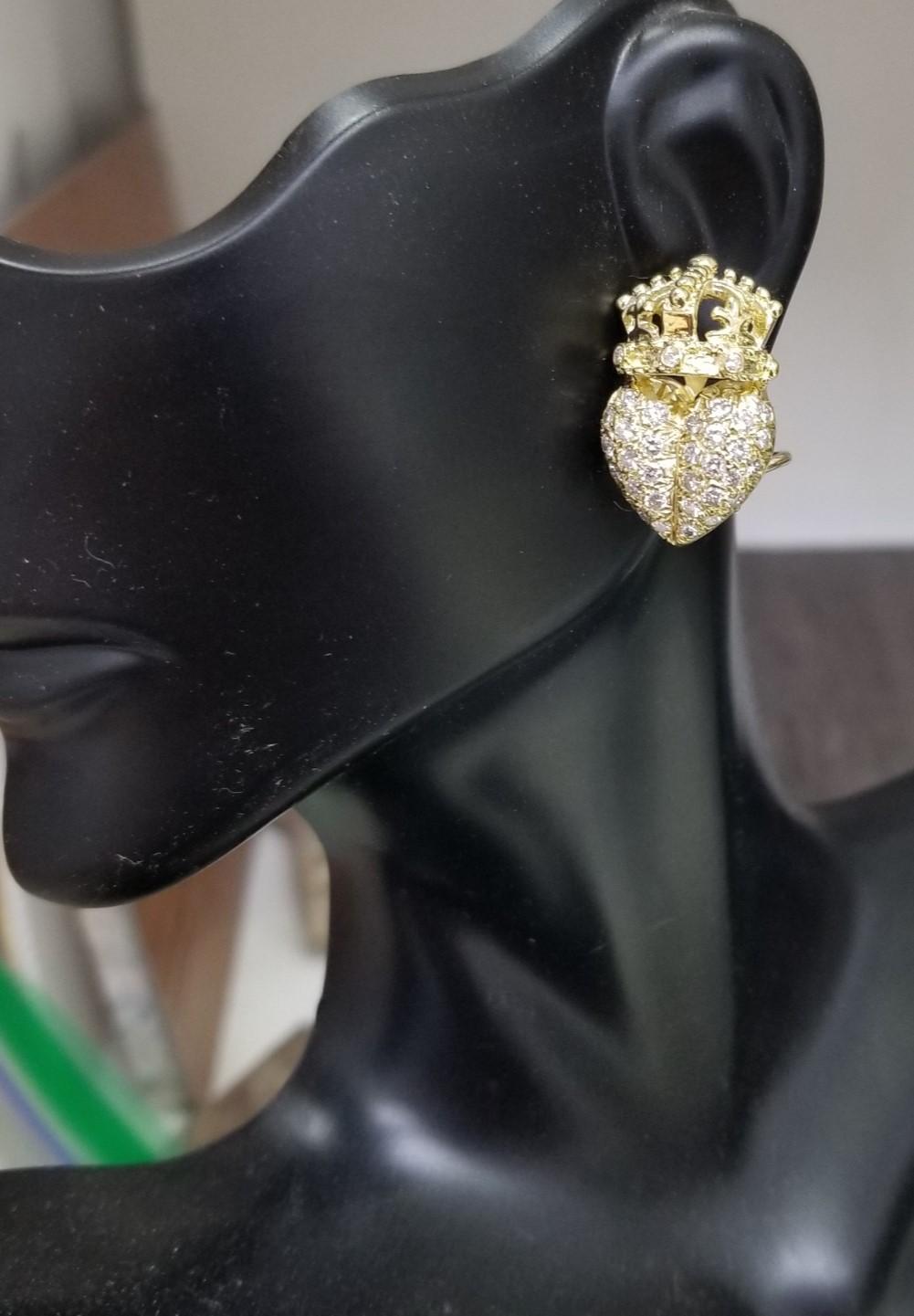 Taille ronde Boucles d'oreilles en or jaune 18 carats couronne de cœurs avec diamants en vente