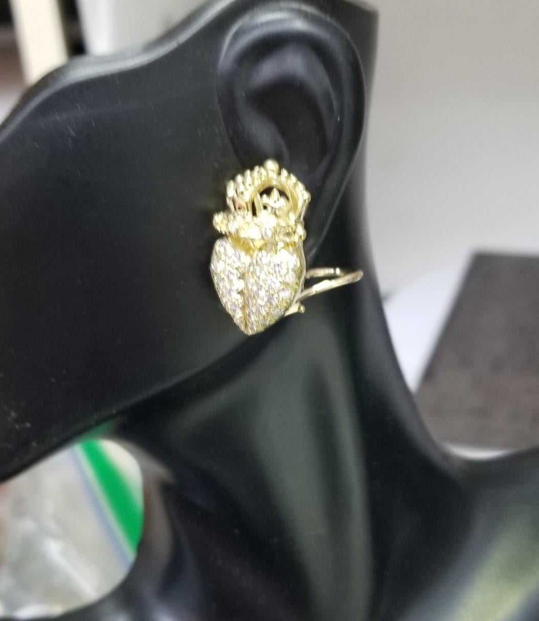 Boucles d'oreilles en or jaune 18 carats couronne de cœurs avec diamants Excellent état - En vente à Los Angeles, CA