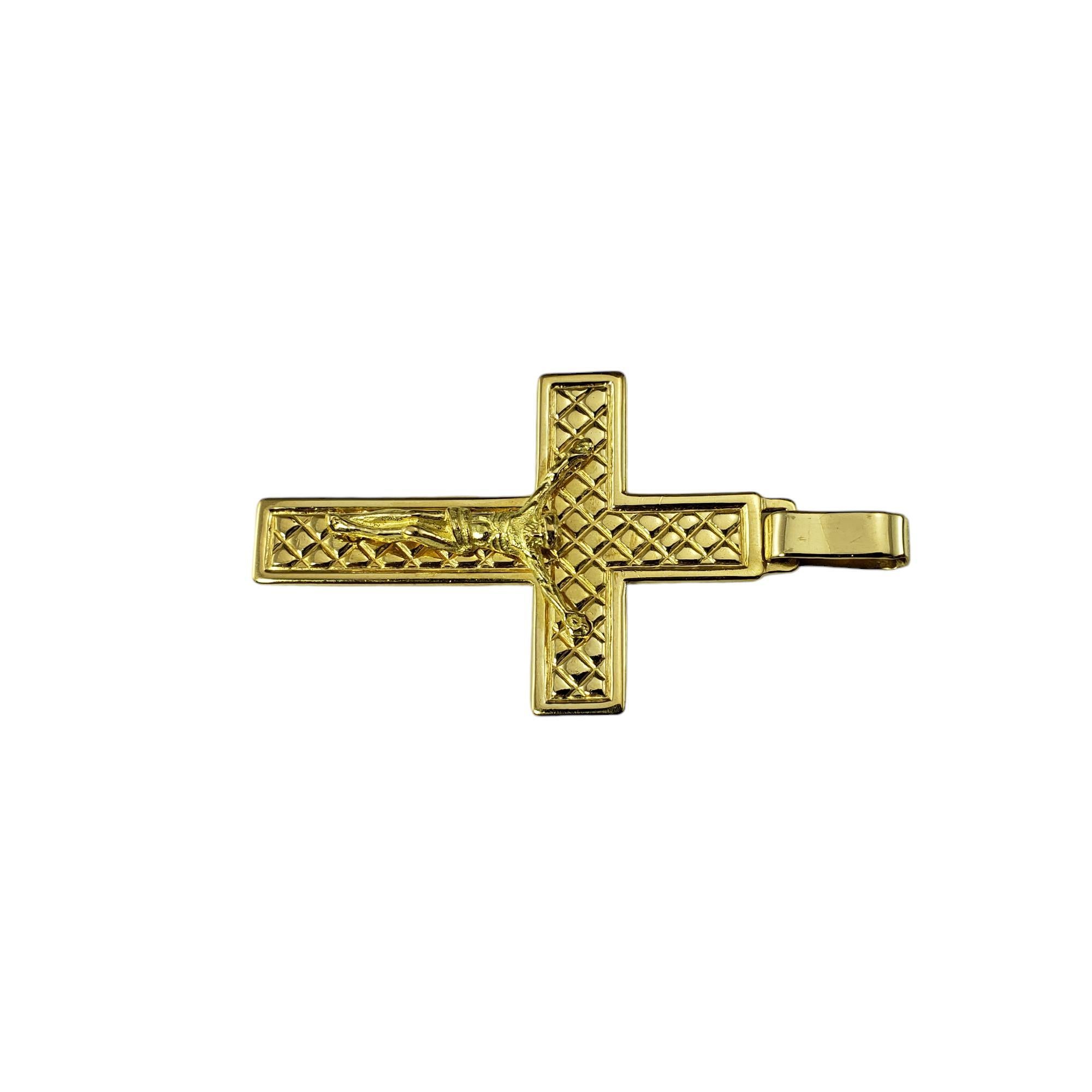 18 Karat Yellow Gold Crucifix Pendant #19124 In Good Condition For Sale In Washington Depot, CT