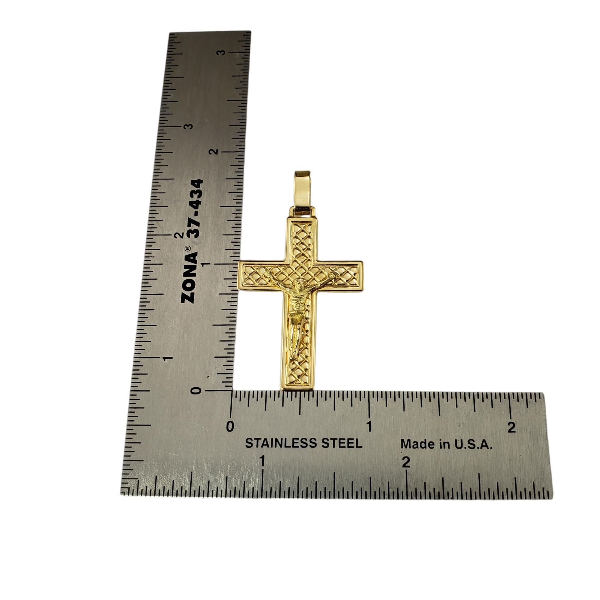 18 Karat Yellow Gold Crucifix Pendant #19124 For Sale 1