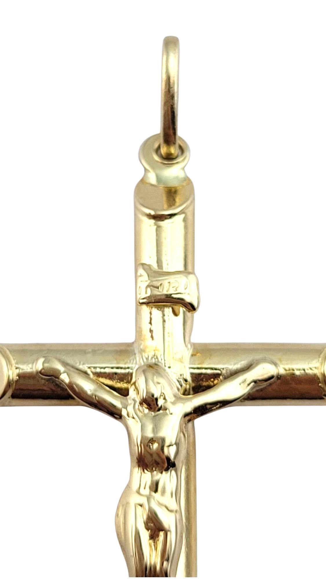 Pendentif Crucifix en or jaune 18 carats #22245 Bon état - En vente à Washington Depot, CT