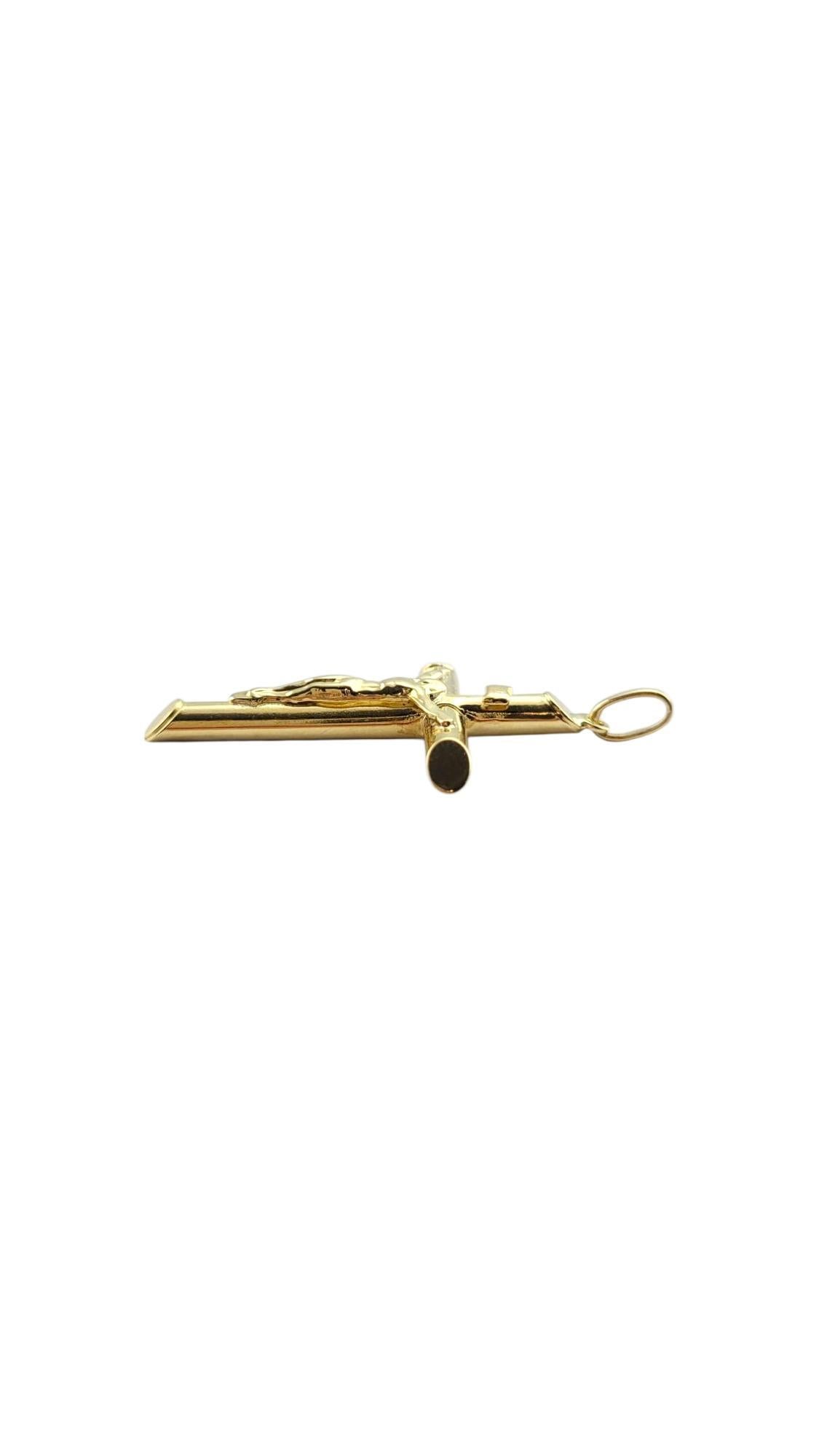 Pendentif Crucifix en or jaune 18 carats #22245 en vente 1