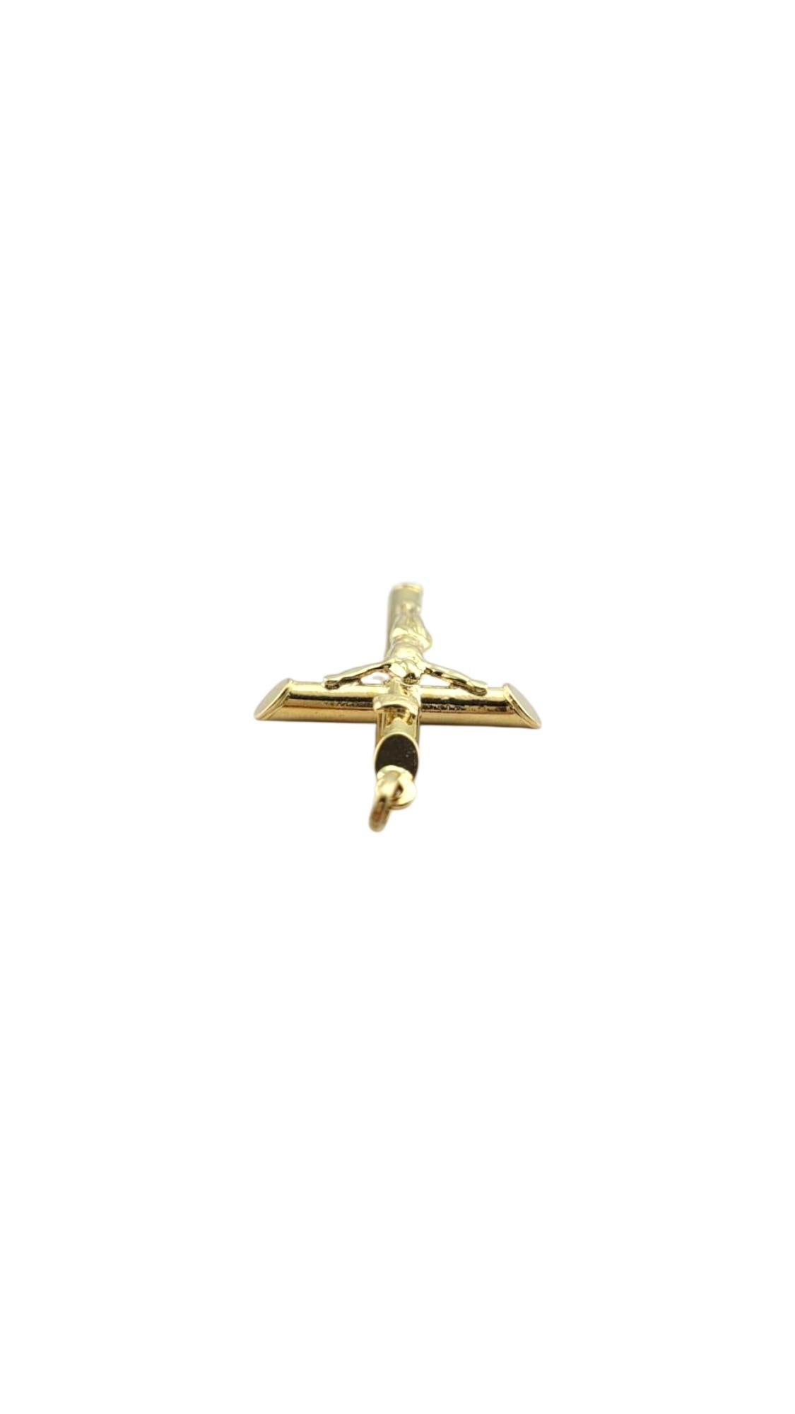 Pendentif Crucifix en or jaune 18 carats #22245 en vente 2