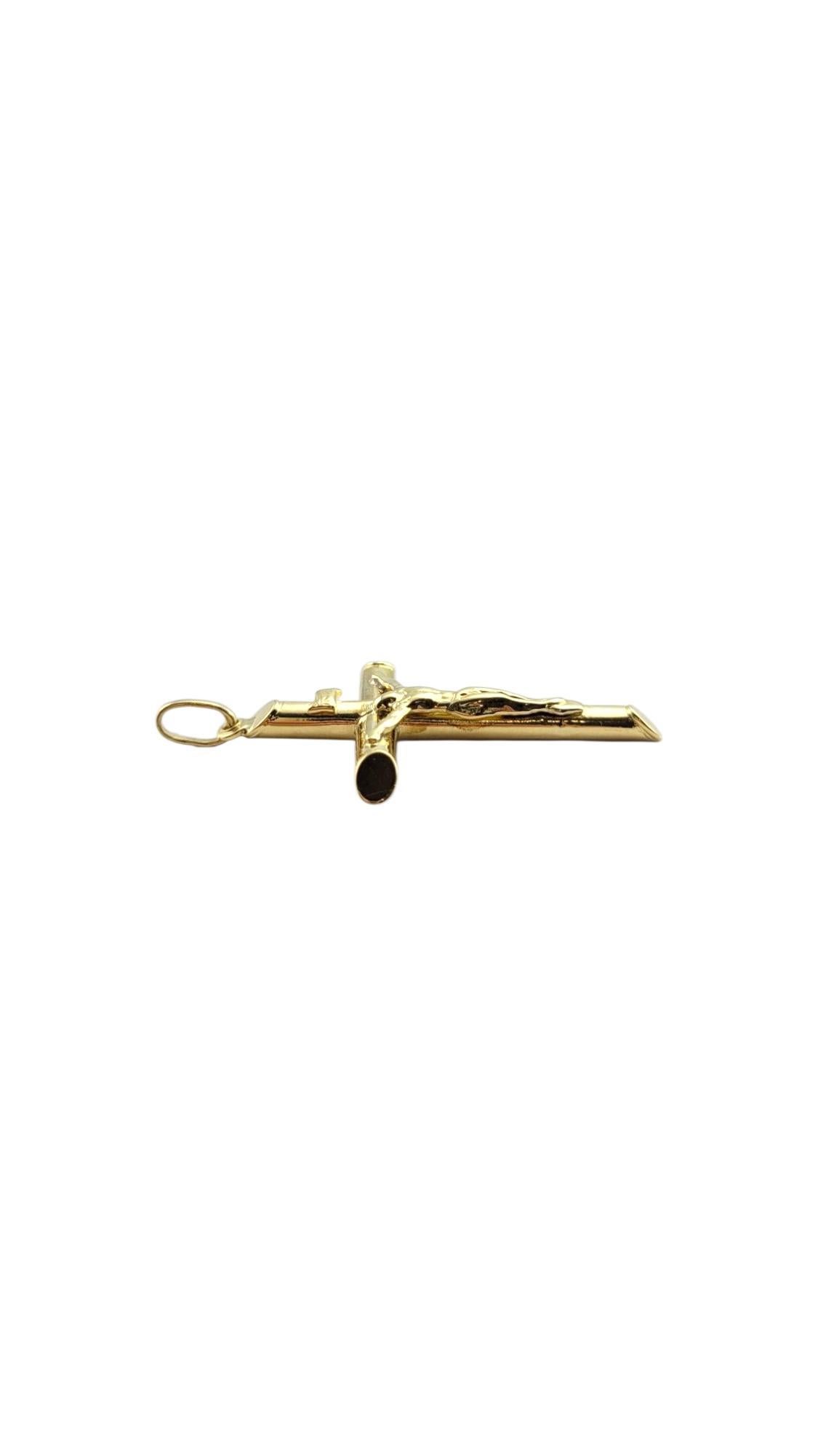 Pendentif Crucifix en or jaune 18 carats #22245 en vente 3